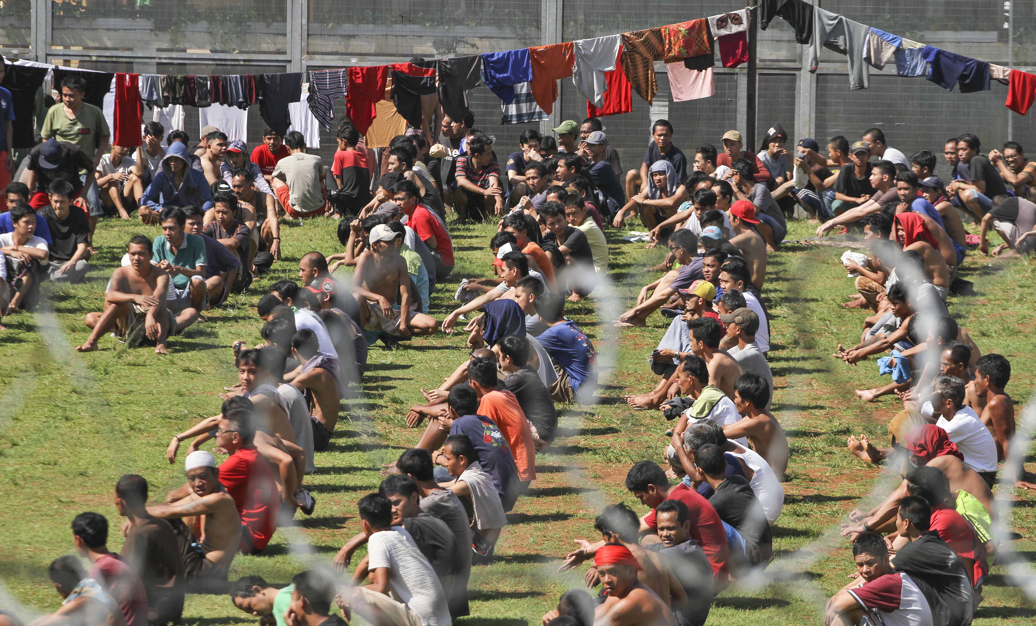 Sejumlah warga binaan berjemur di bawah matahari karena pandemi covid-19 di Rutan Kelas 1, Depok, Jawa Barat, Kamis (2/4/2020).