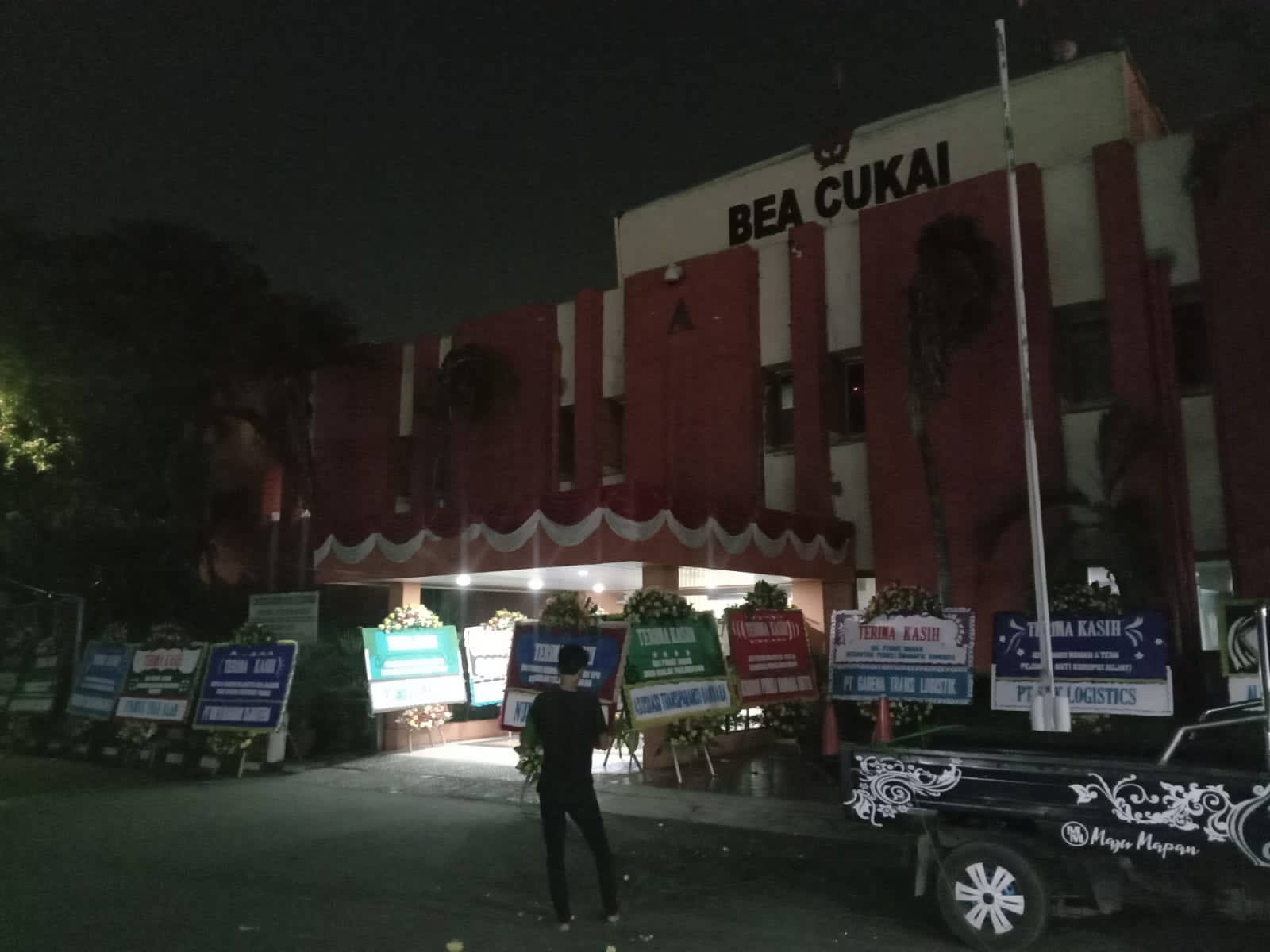 Kantor Bea Cukai (BC) Bandara Soekarno Hatta dibanjiri puluhan karangan bunga. 