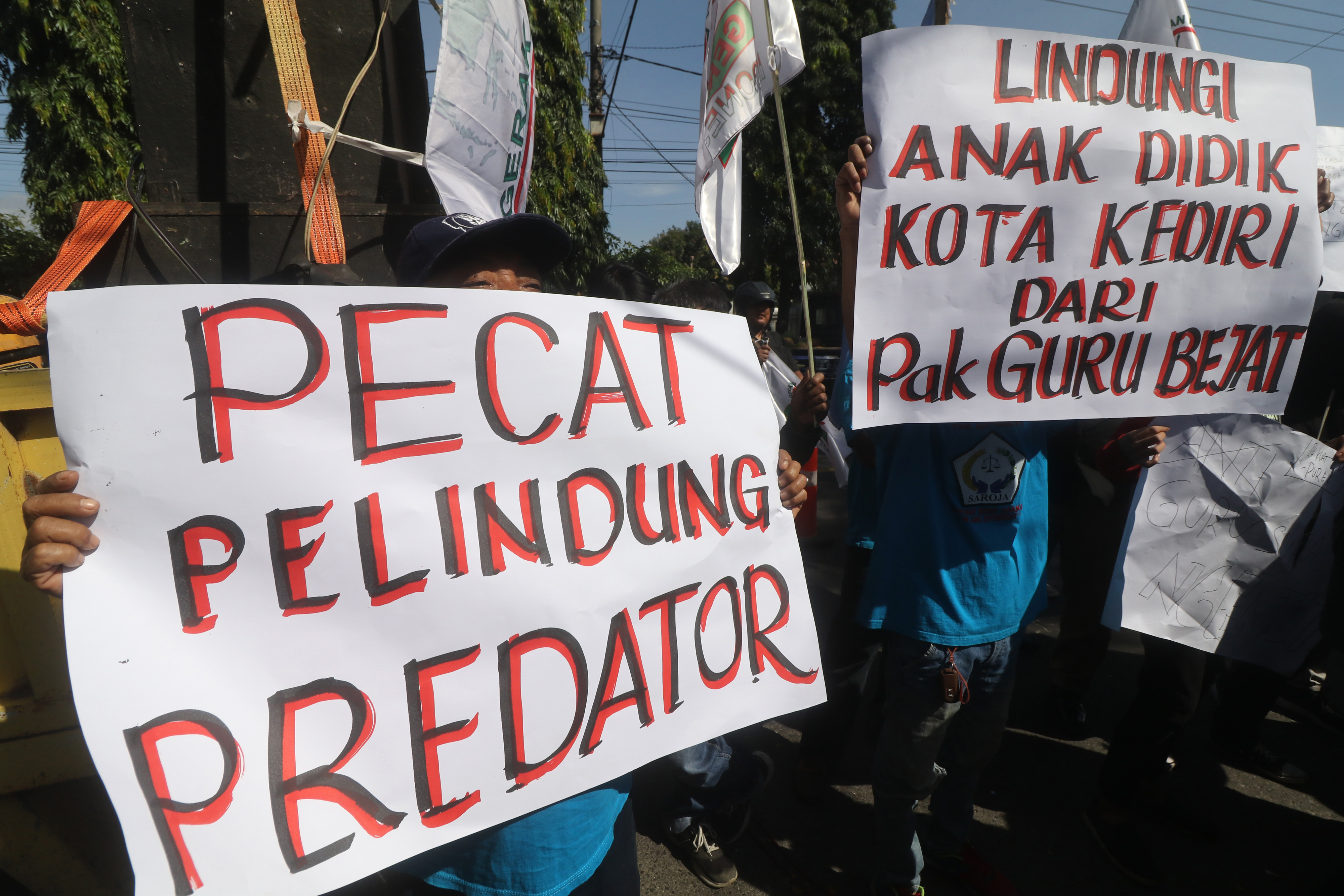 Peserta membawa poster tuntutan saat unjuk rasa di depan Kantor Dinas Pendidikan, Kota Kediri, Jawa Timur, Senin (25/7/2022)