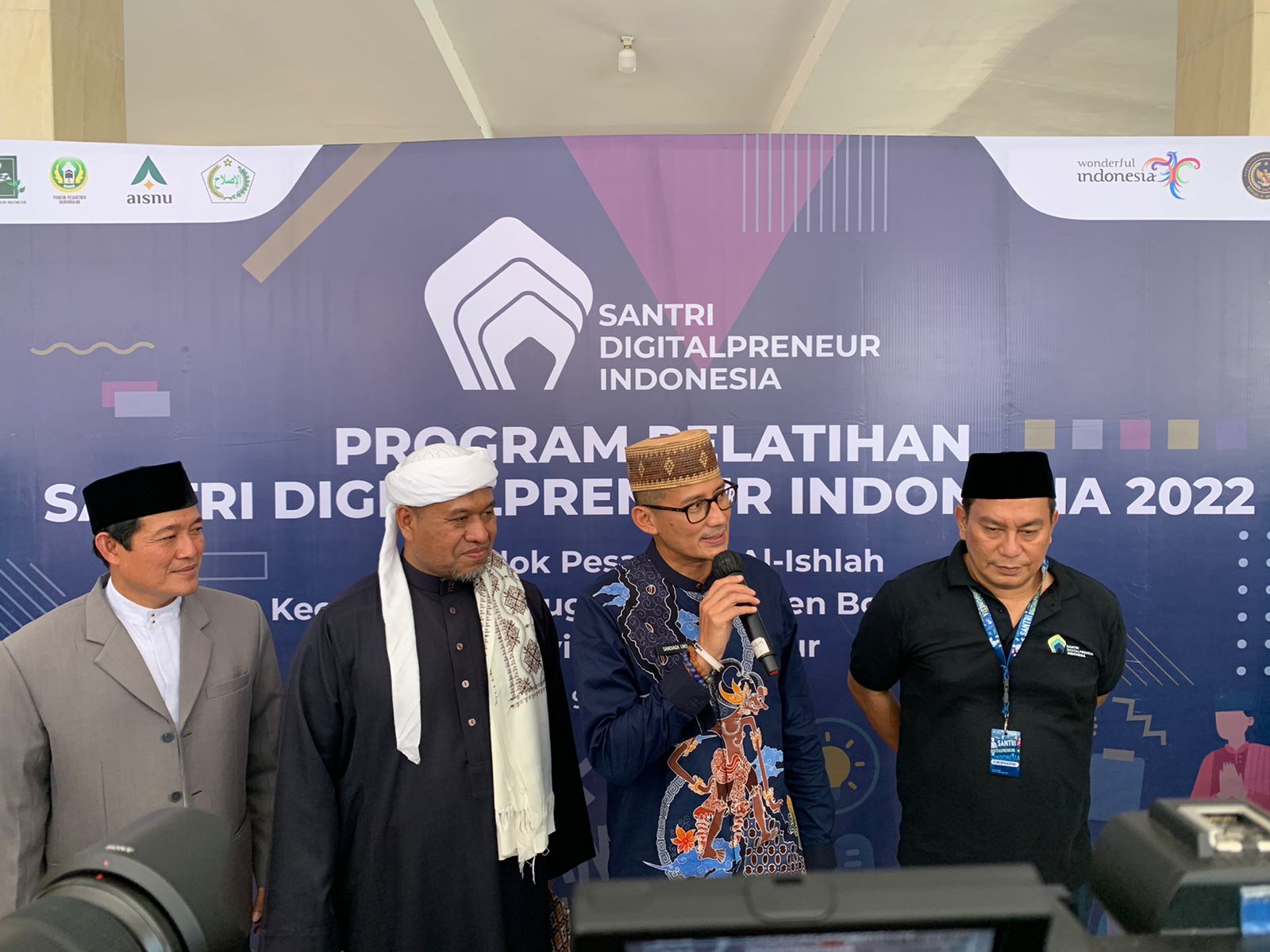 Menparekraf Sandiaga Uno melakukan kunjungan kerja ke Pondok Pesantren Al Ishlah, Kabupaten Bondowoso, Jawa Timur, 