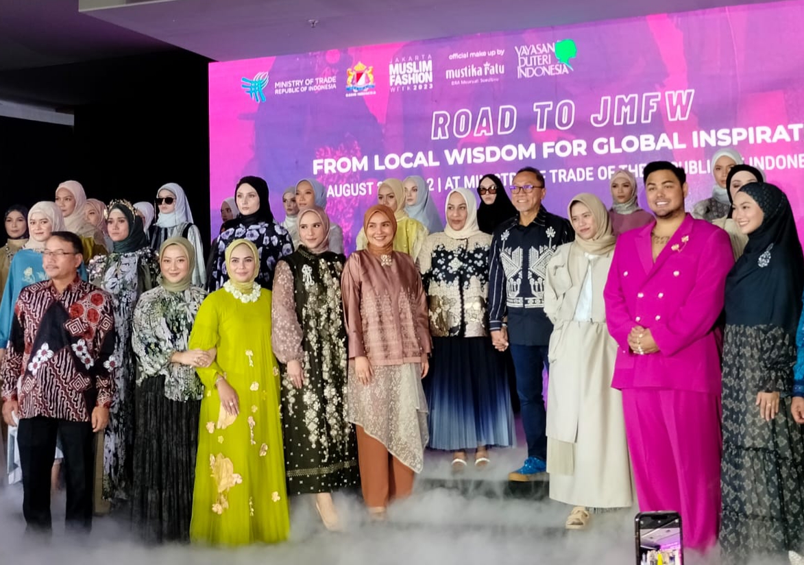 Menteri Perdagangan Zulkifli Hasan (tengah) dan para desainer di acara dialog menuju Jakarta Muslim Fashion Week 2023.