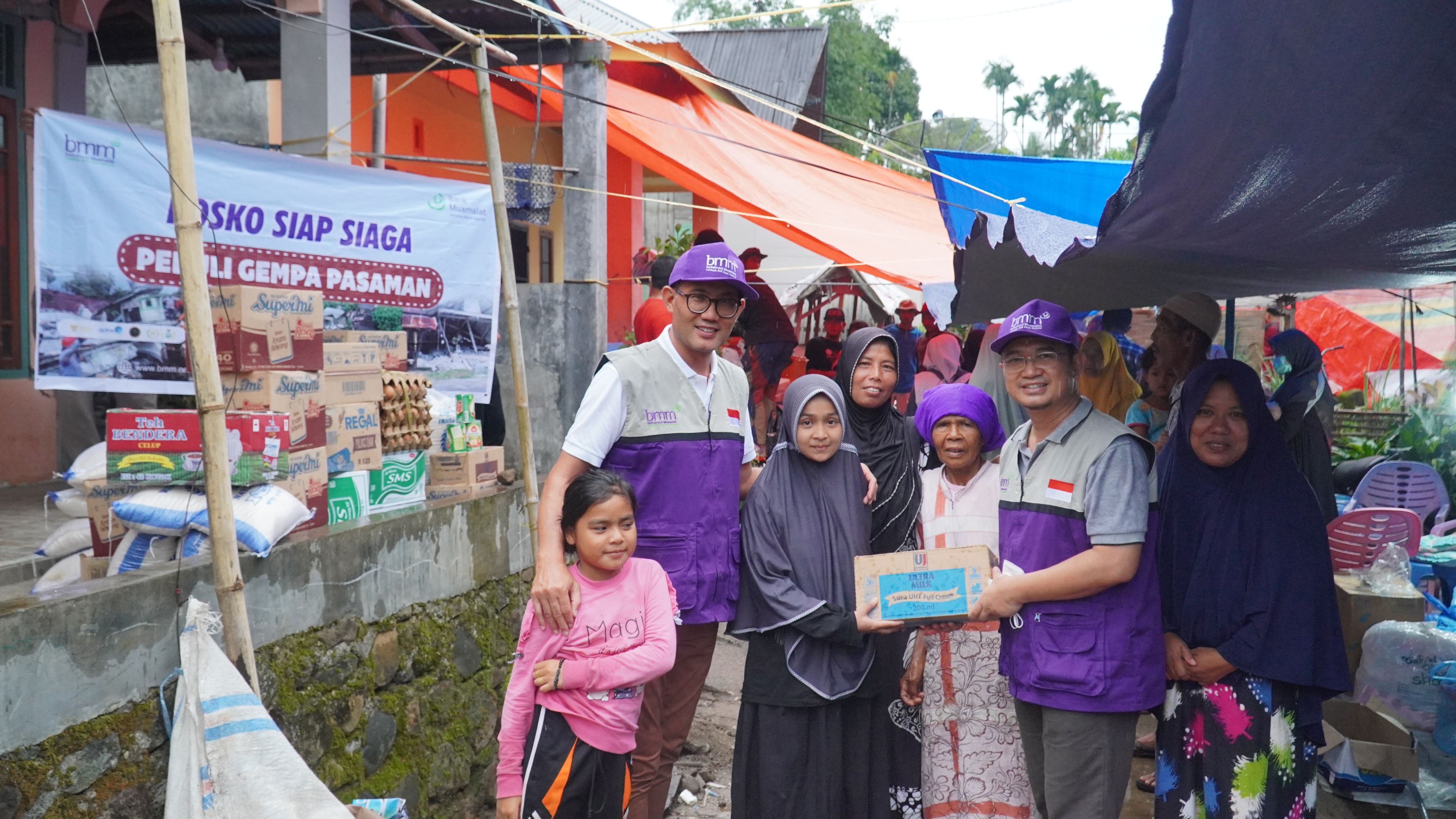 Anggota Laznas Baitulmaal Muamalat (BMM) melakukan kegiatan sosial di tengah warga yang membutuhkan bantuan.