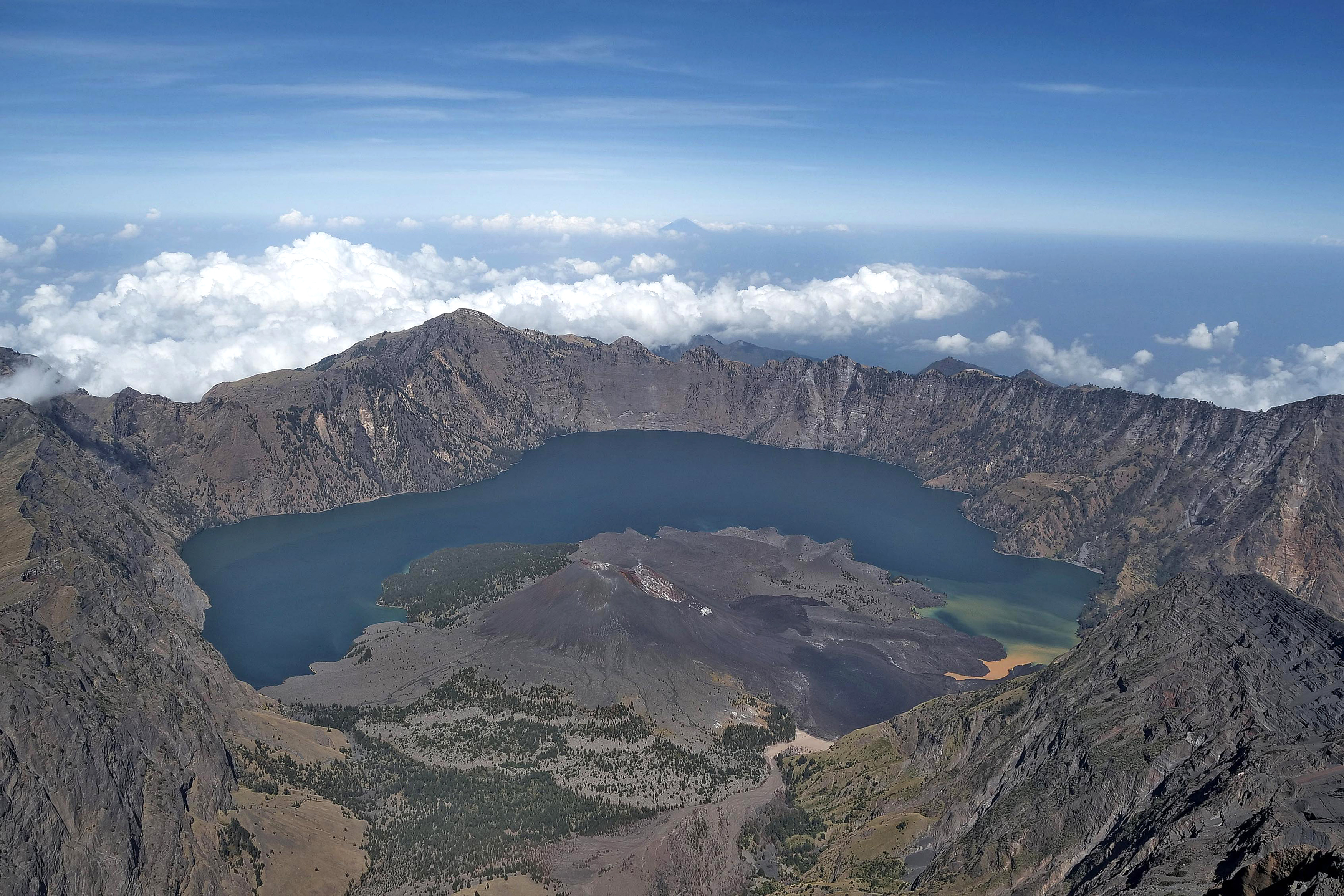 Ilustrasi: Puncak Gunung Rinjani dengan ketinggian 3726 mdpl di Pulau Lombok. Nusa Tenggara Barat