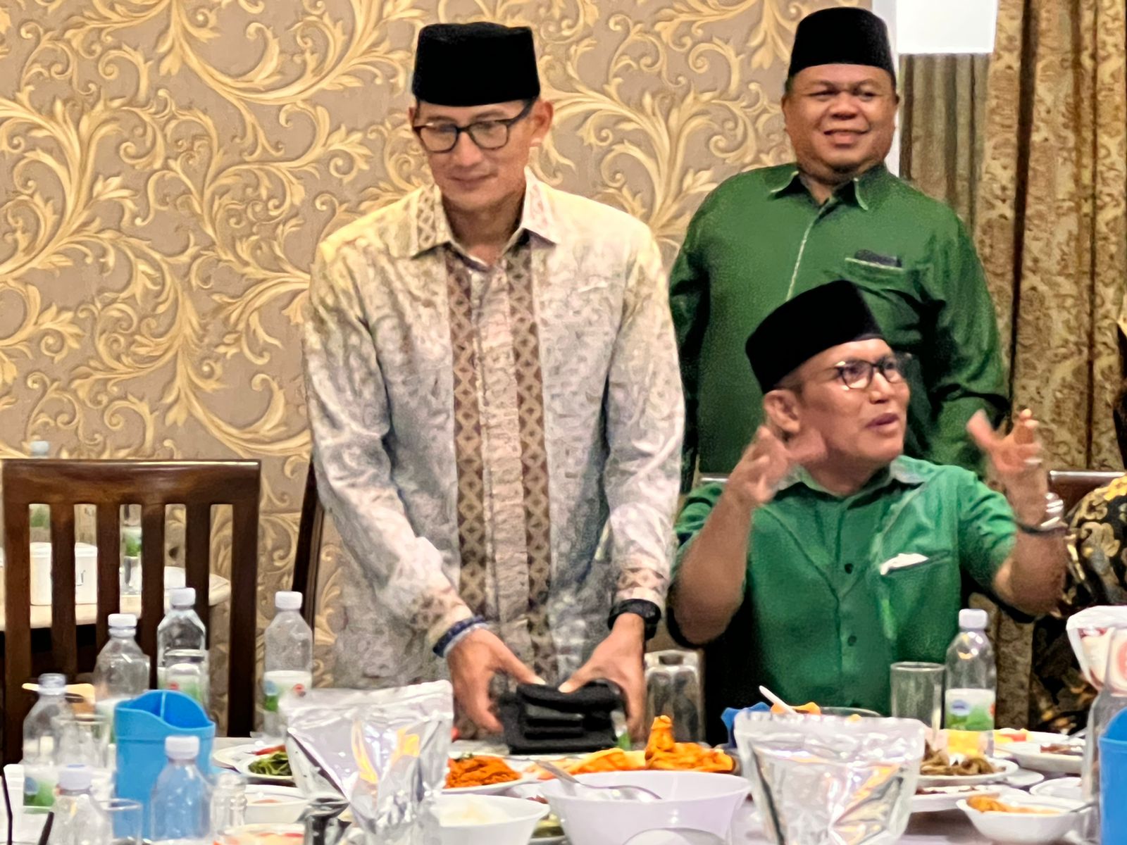 Menparekraf Sandiaga Uno bertemu dengan tokoh senior Partai Persatuan Pembangunan (PPP), Rusli Effendi, di Pekanbaru, Riau.  