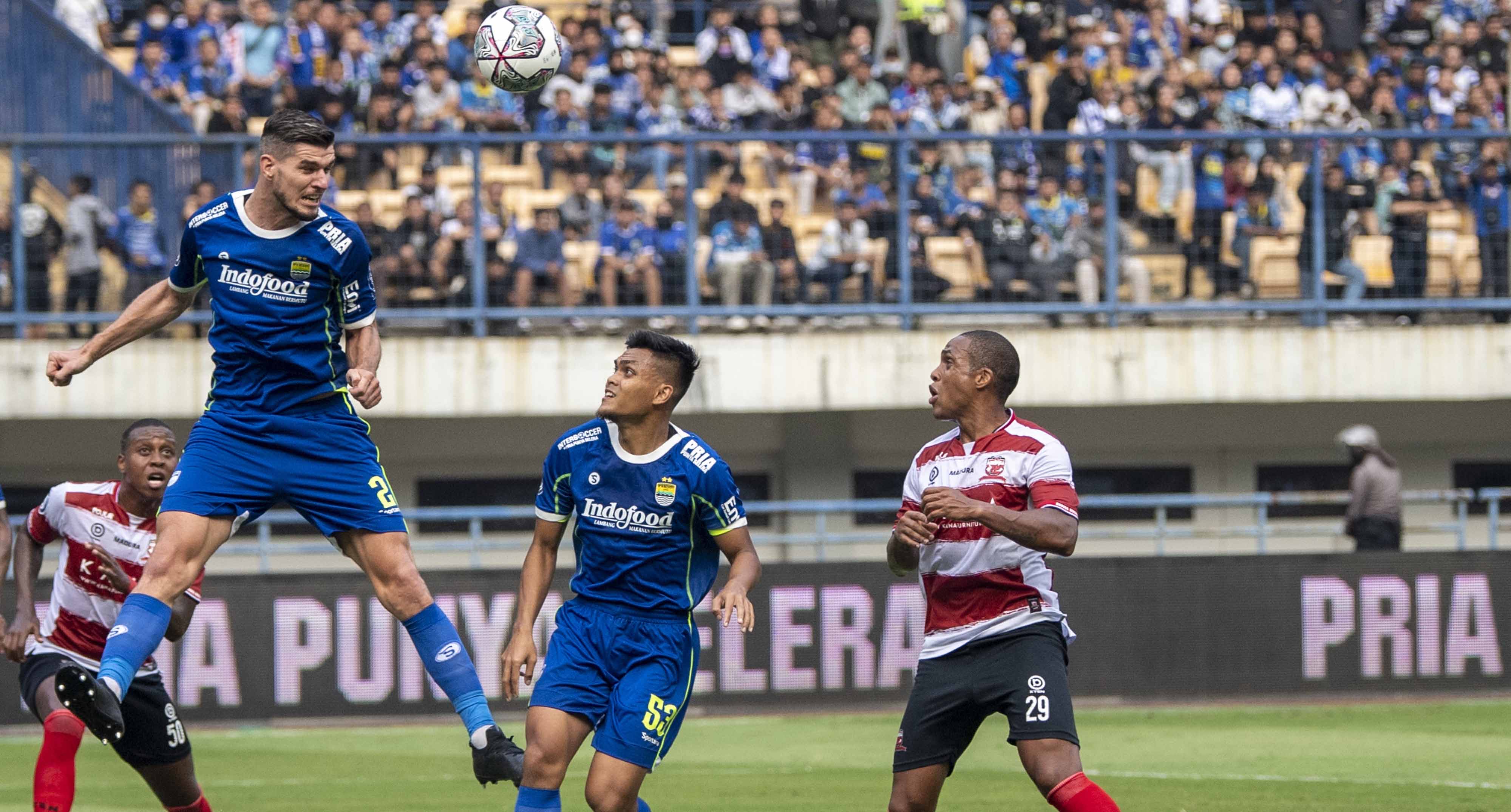 Pesepak bola Persib Bandung Nick Kuipers (kedua kiri) menyundul bola 