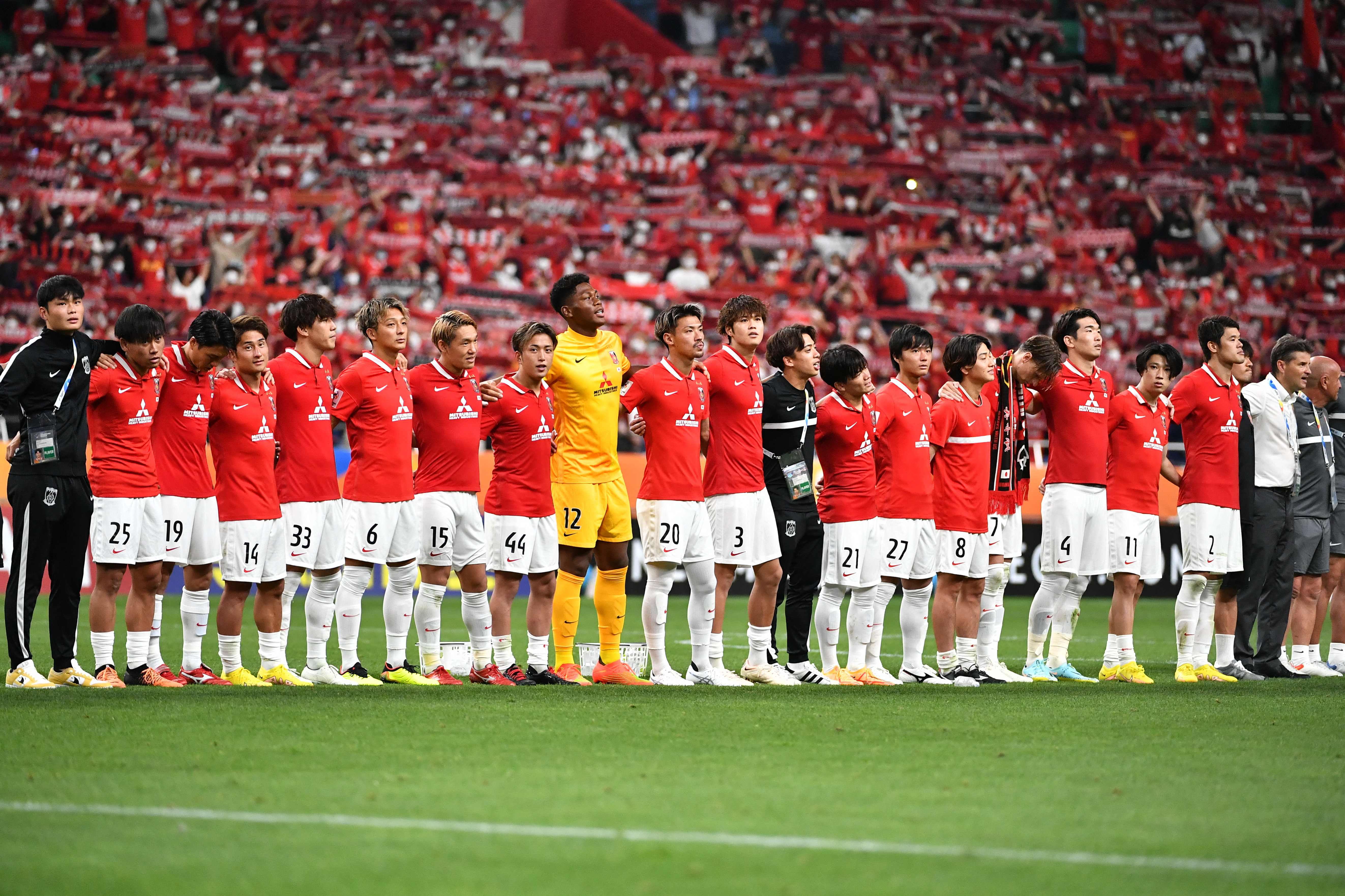 Pelatih dan para pemain Urawa Reds Diamonds berjajar di tengah lapangan saat adu penalti berlangsung di Stadion Saitama, Kamis (25/8).