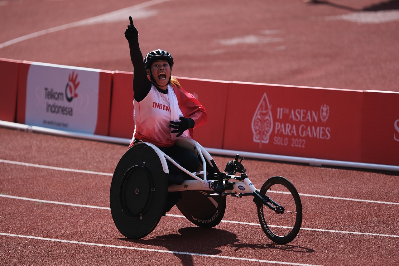 Pekik kemenangan pelari kursi roda putri Indonesia Maria Goretty di Stadion Manahan Solo, Jawa Tengah, Kamis (4/8).