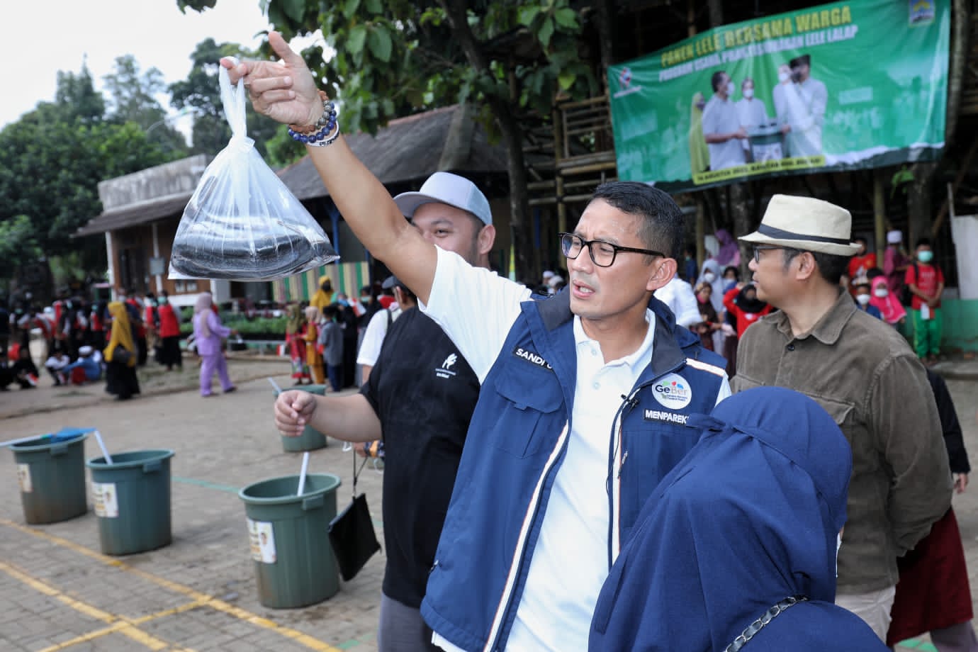 Menparekraf Sandiaga Uno mendatangi Yayasan Ponpes Sekolah Alam Tunas Mulia, Bantar Gebang, Bekasi melatih warga sekitar berwirausaha lele.