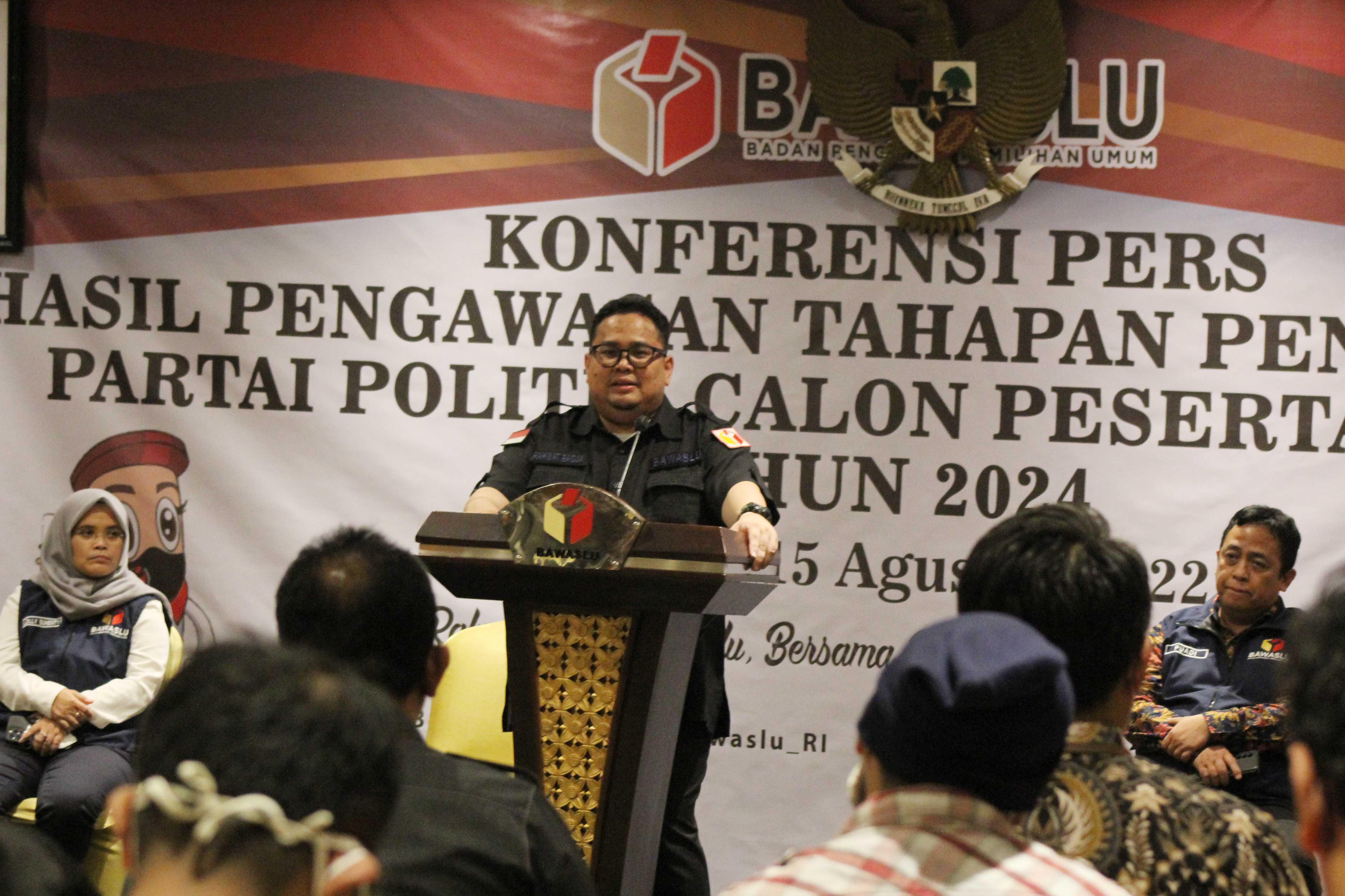 Ketua Bawaslu RI Rahmat Bagja (kedua dari kanan) 