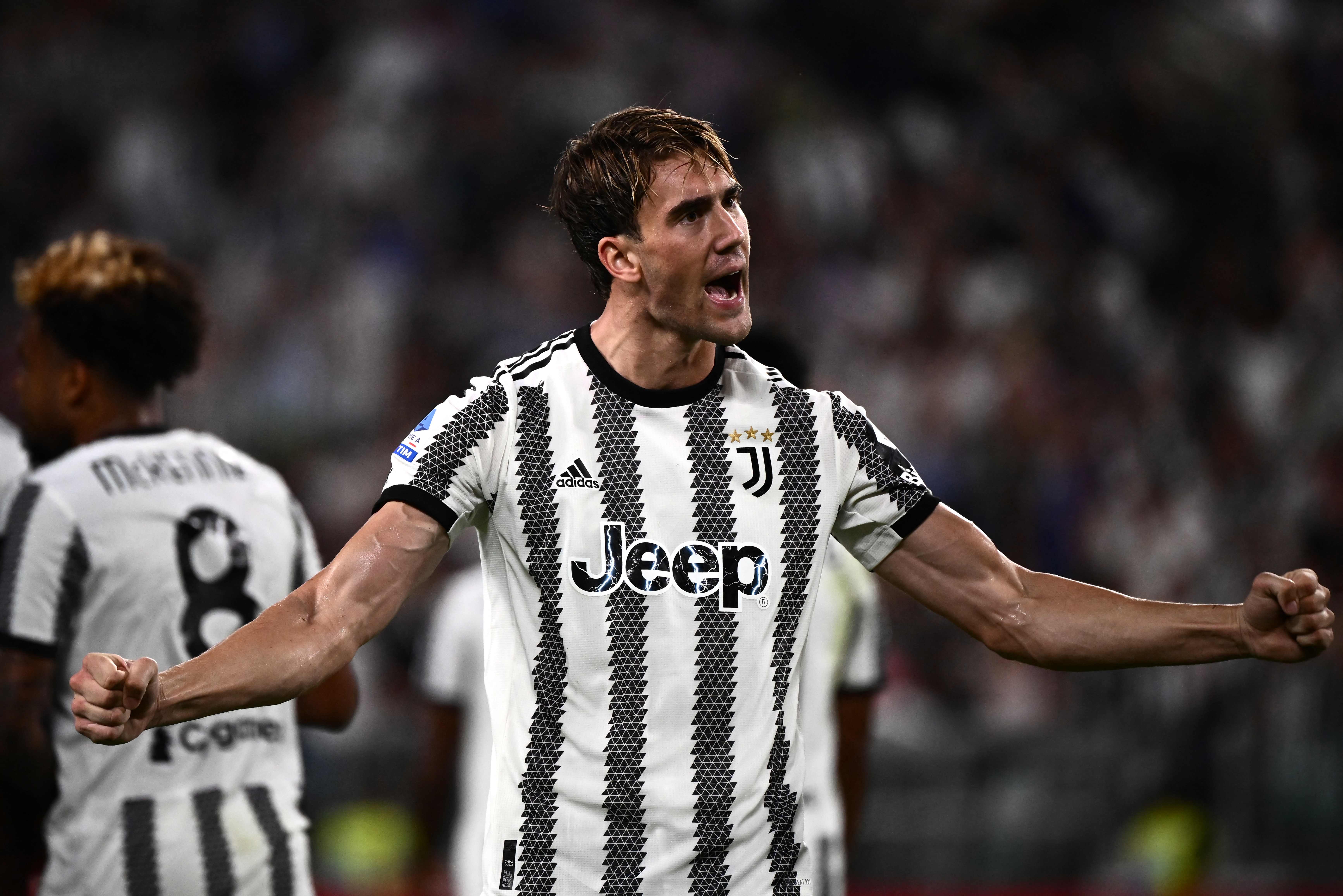 Penyerang Juventus Dusan Vlahovic melakukan selebrasi usai mencetak gol ke gawang Sassuolo di laga Serie A.