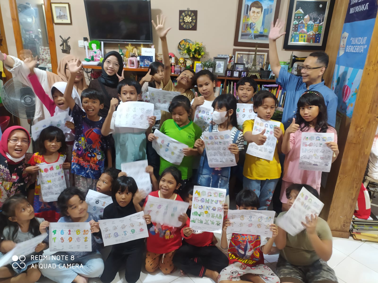 Anak-anak belajar dasar Bahasa Prancis di TBM, Bukit Duri Tanjakan III, Tebet, Jakarta Selatan, Selasa (2/8)