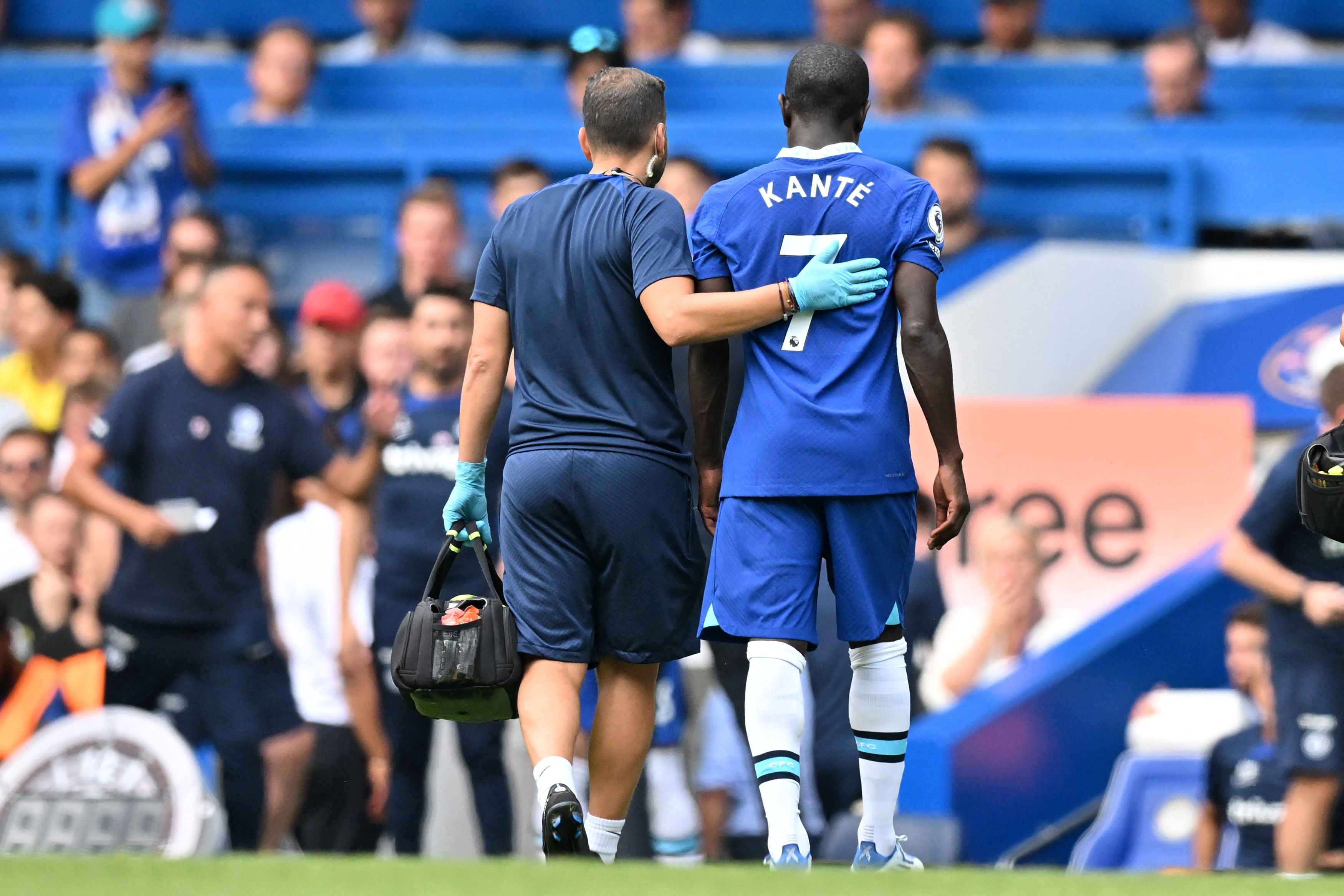 Gelandang Chelsea, N'Golo Kante meninggalkan lapangan saat melawan Tottenham Hotspur, Minggu (14/8). karena mengalami cedera.