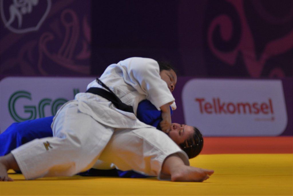 Penampilan tim beregu putri blind judo Indonesia saat menghadapi Filipina di ASEAN Para Games 2022, Kamis (4/8). 