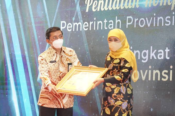 Gubernur Jatim Khofifah Indar Parawansa dan Wakil Kepala BKN Supranawa Yusuf