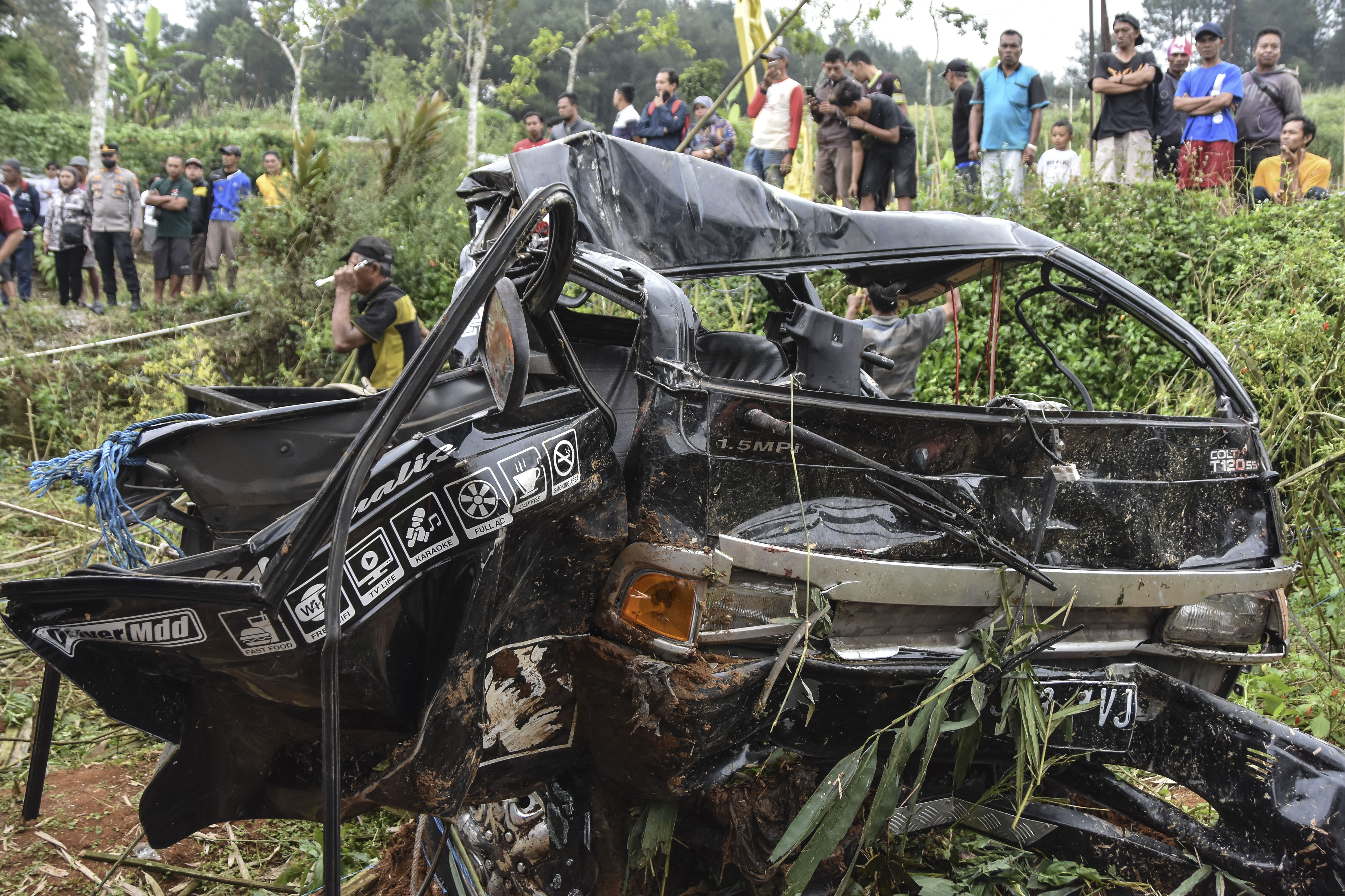 Sebuah Mobil Pickup Terjun ke Jurang di Ciamis, 8 Orang Tewas