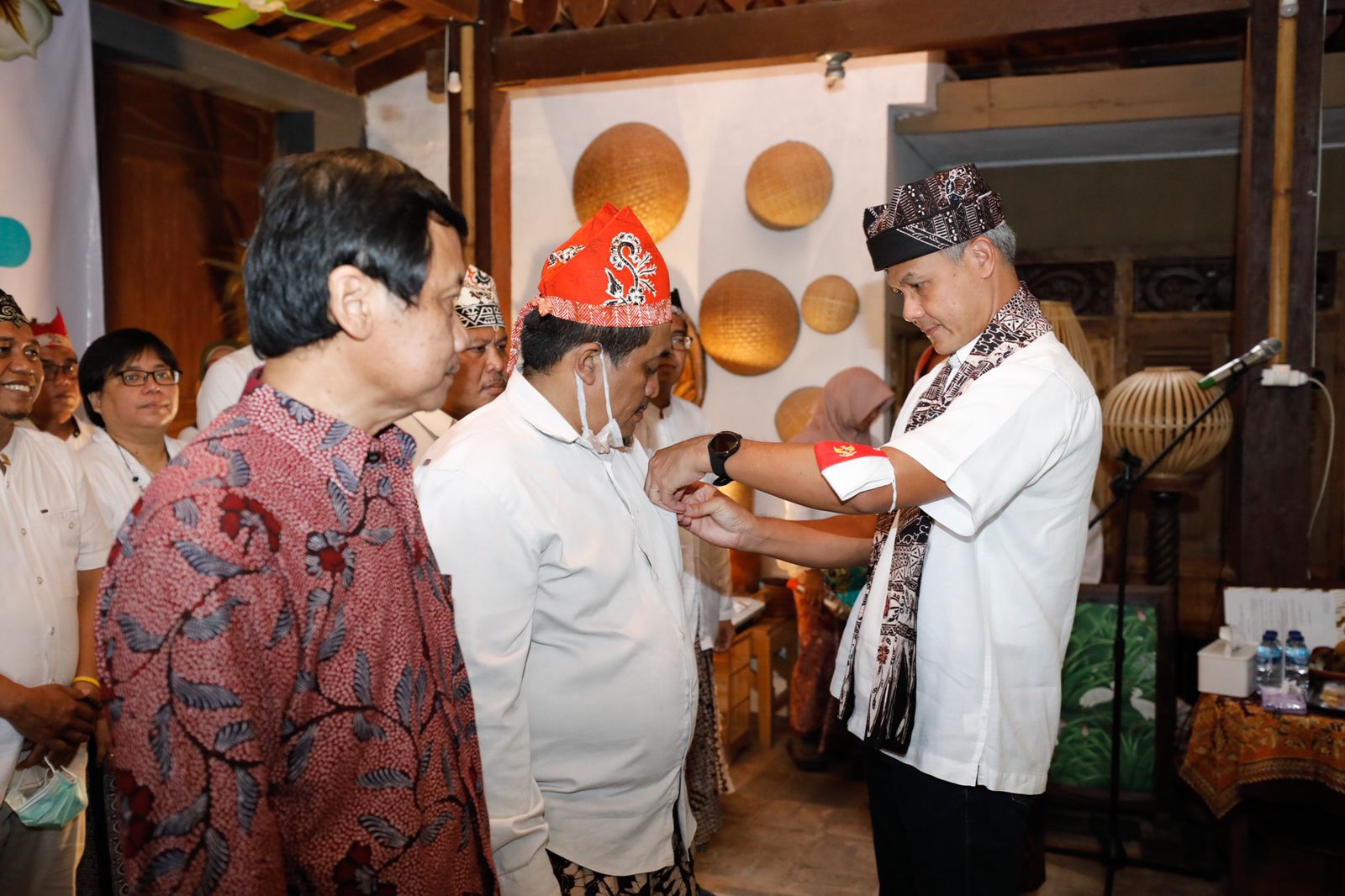 Gubernur Jateng Ganjar Pranowo melantik pengurus cabang Keluarga Alumni Gadjah Mada (KAGAMA) Banyuwangi dan Jember, Minggu (28/8).