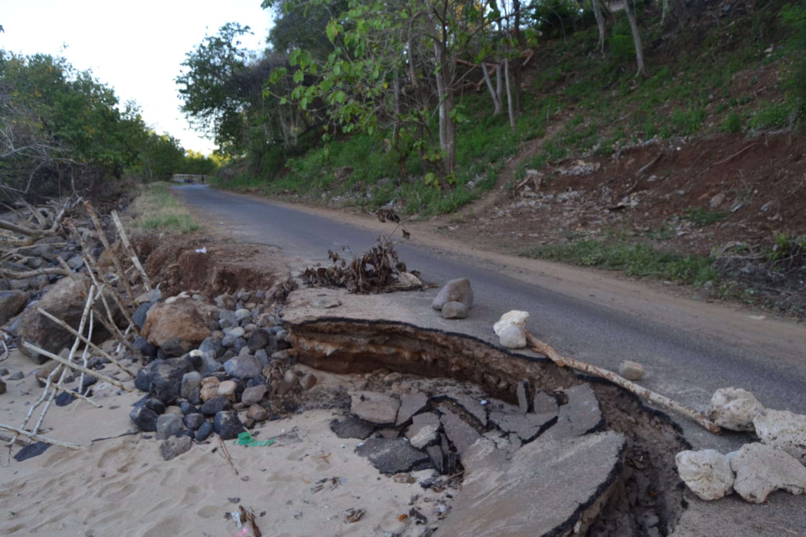 Ruas Jalan Provinsi NTT di Kabupaten Flores Timur Nyaris Putus