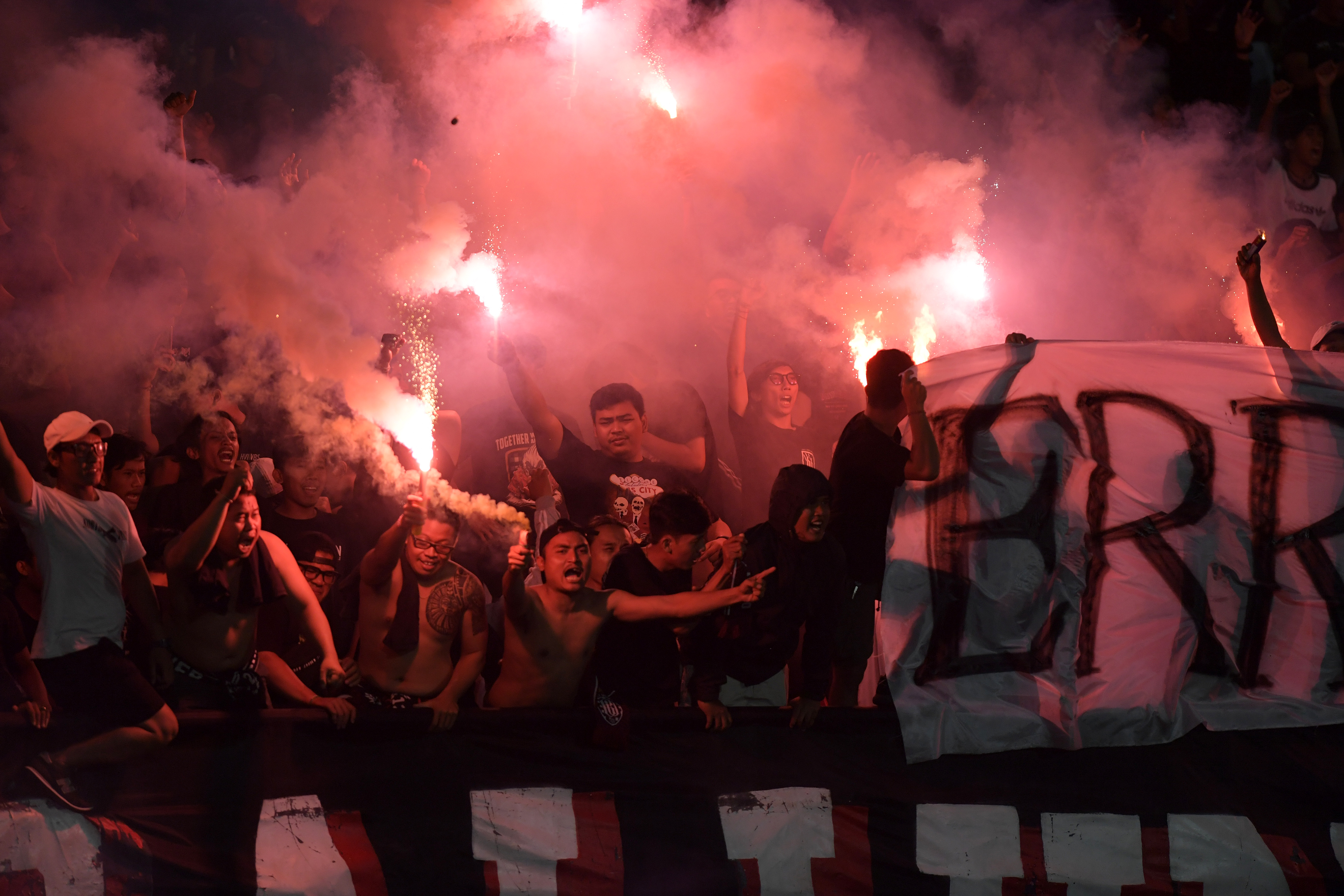 Aksi suporter Bali United di ajang Piala AFC 2022. 