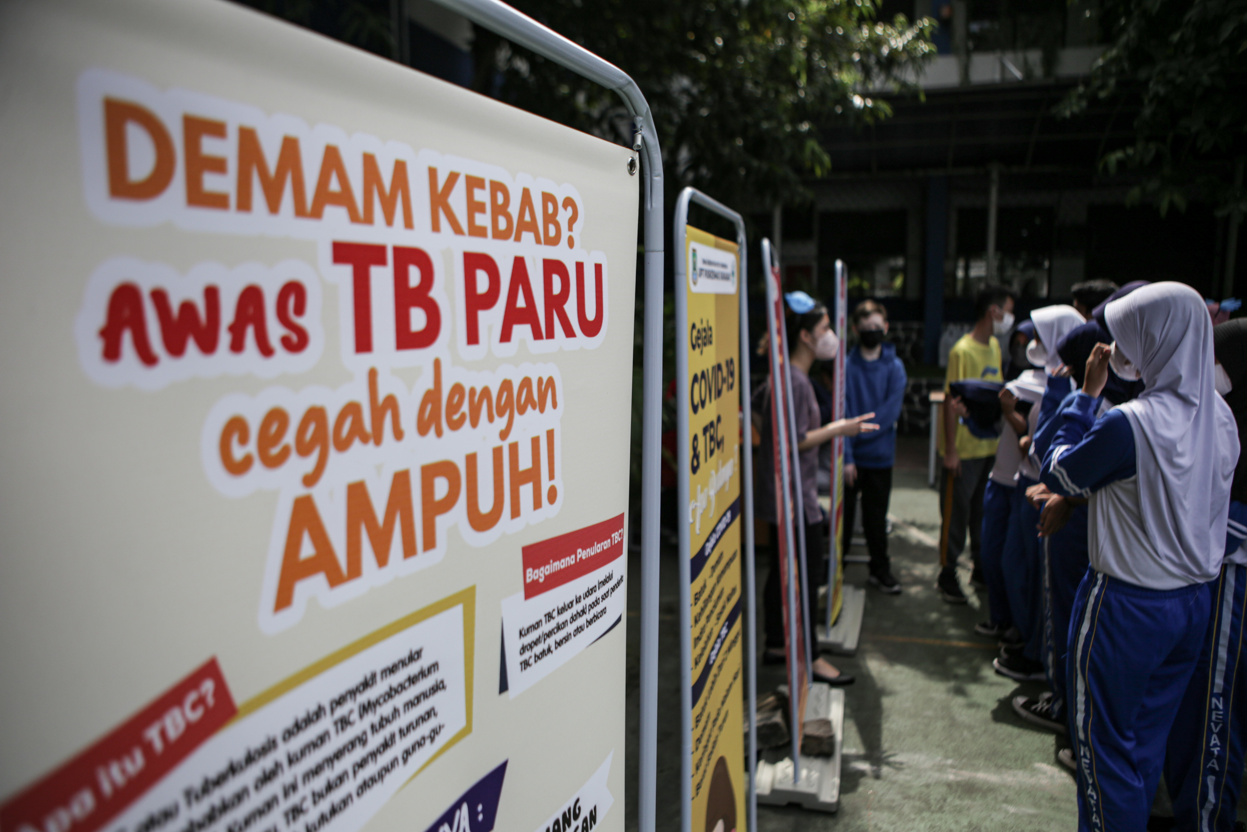 TUBERKULOSIS: Tenaga kesehatan memberikan informasi tentang penyakit tuberkulosis yang bisa menyerang anak-anak.