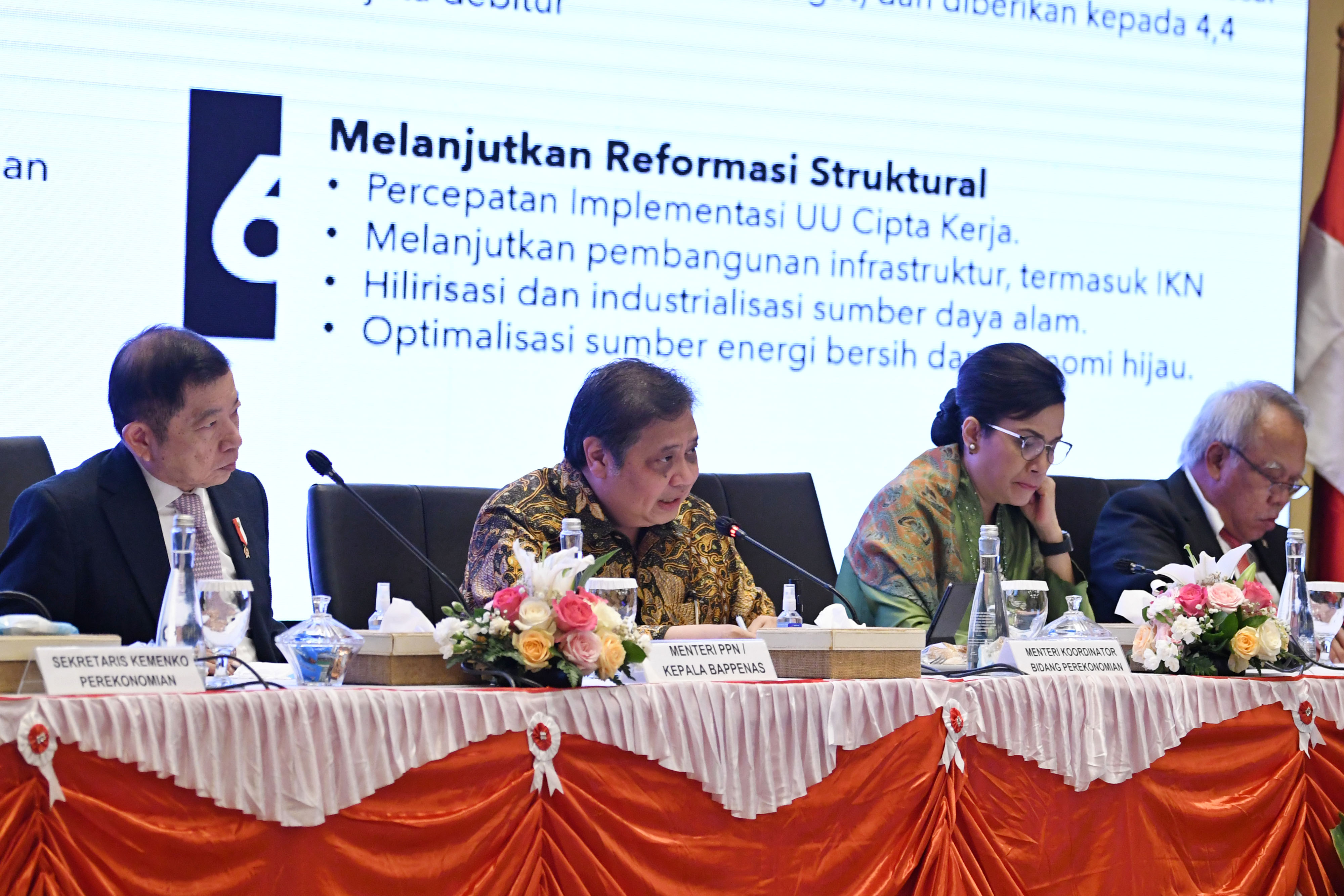 Menteri Koordinator Bidang Perekonomian Airlangga Hartarto (kedua kiri) didampingi Menteri Keuangan Sri Mulyani (kedua kanan)