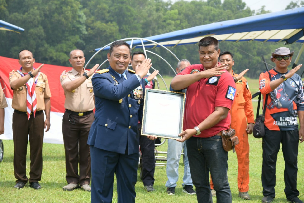 Ketua Komite Microlight trike Marsekal Muda TNI Anang Nurhadi Susila menerima piagam penghargaan dari Ketua Umum Museum Rekor Indonesia (MUR