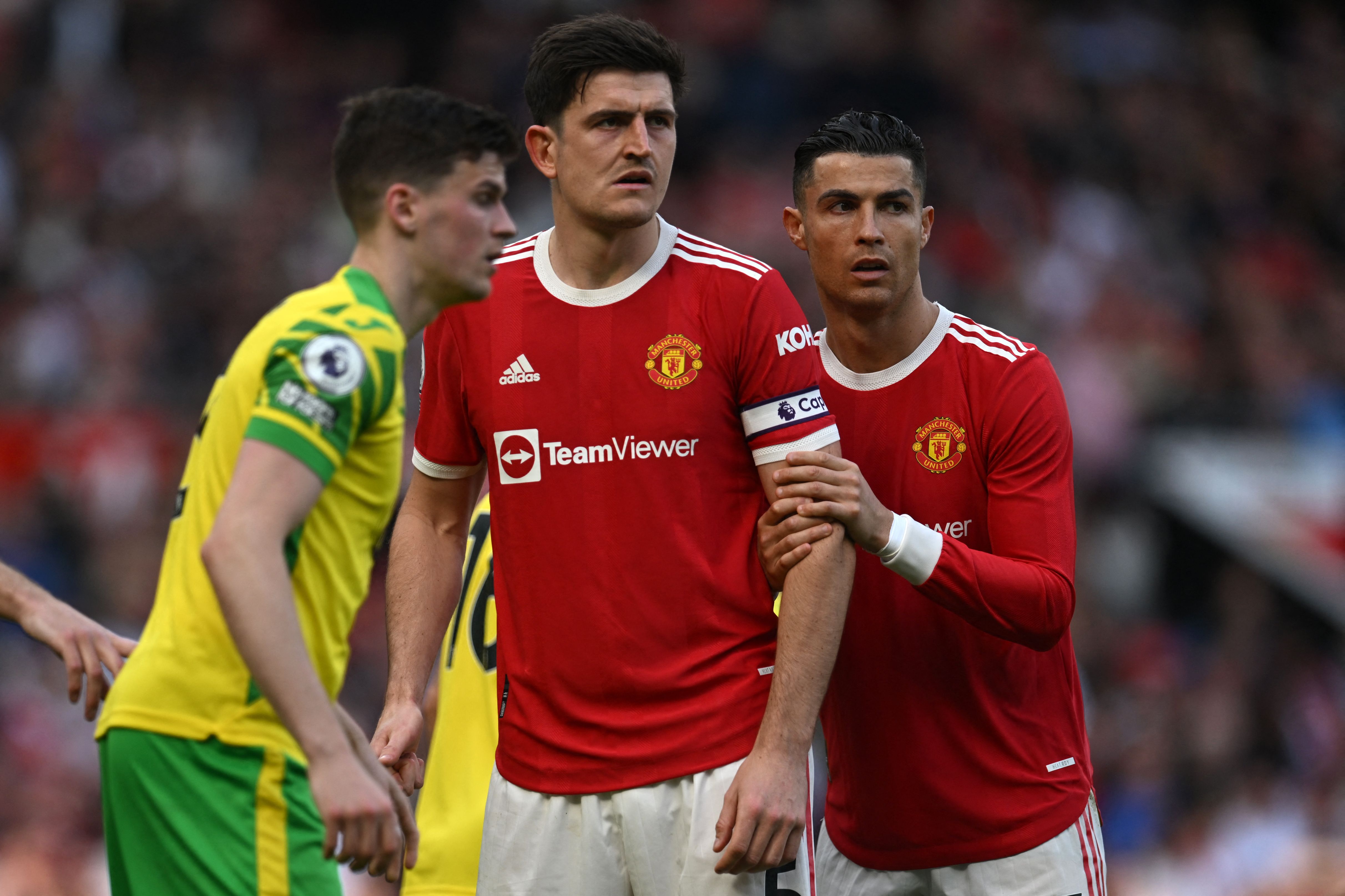 Duet pemain Manchester United Harry Maguire (kiri) dan Cristiano Ronaldo