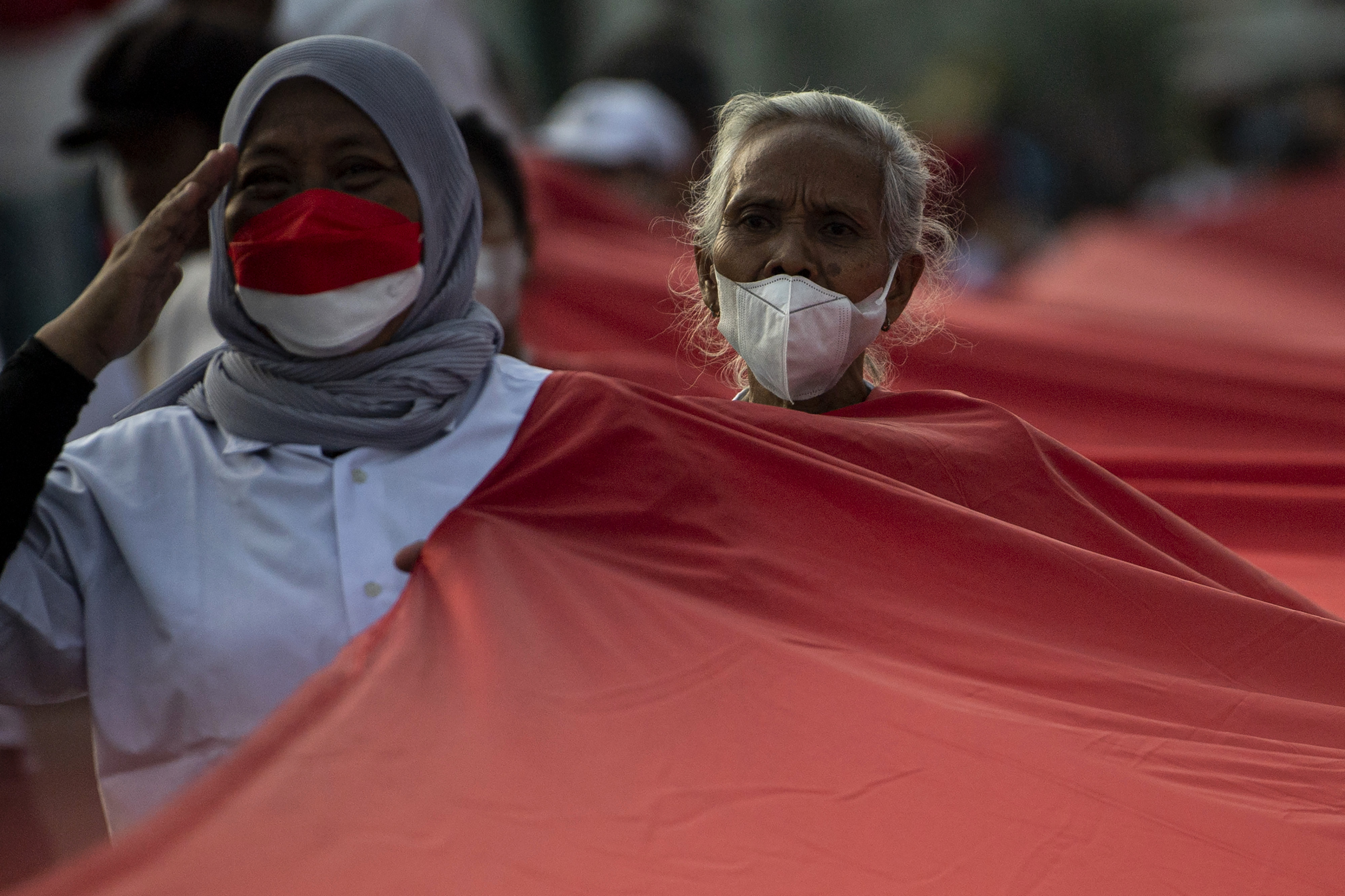 Bendera merah putih sepanjang 1.700 meter dibentangkan dalam acara Kirab Merah Putih di Jakarta, Minggu (28/8/).