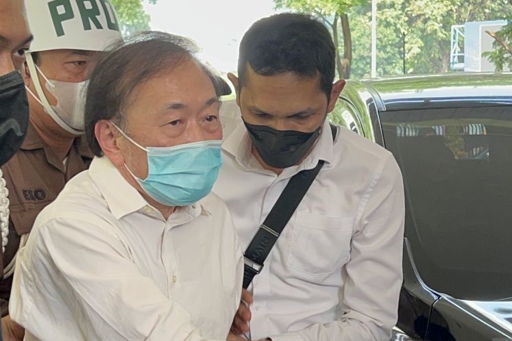 Tersangka kasus korupsi penguasaan lahan sawit Surya Darmadi tiba di Kejaksaan Agung di Jakarta.