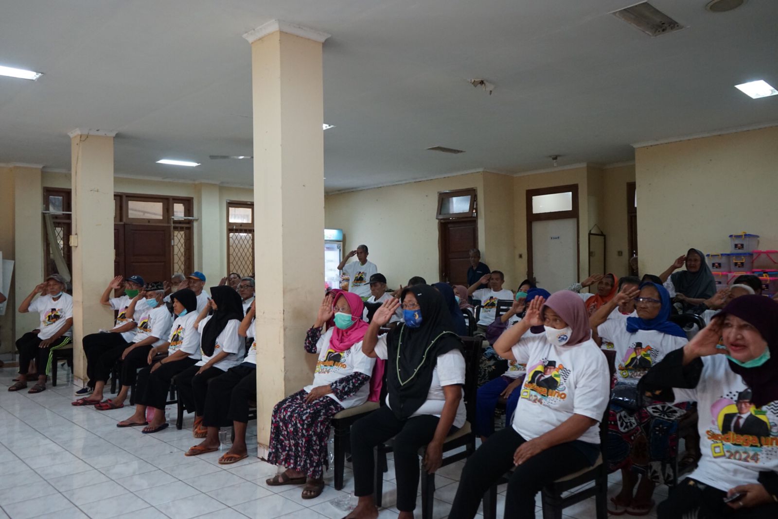 Penghuni Panti Sasana Tresna Werdha mengikuti upacara 17 Agusttus secara virtual.