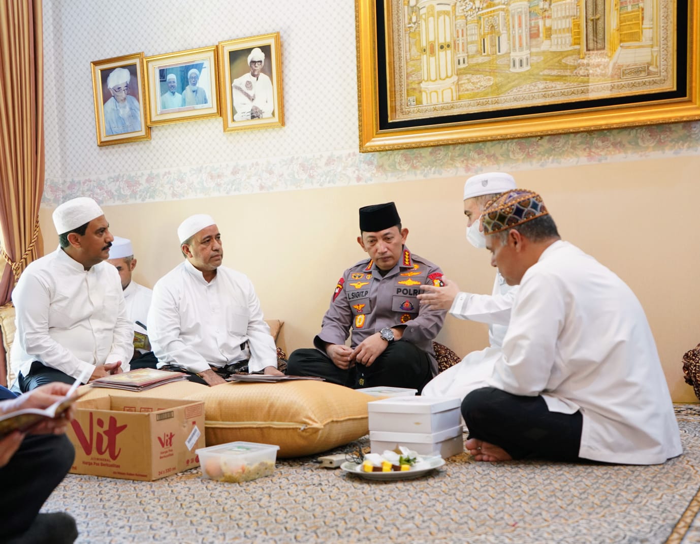 Kapolri Jenderal Listyo Sigit Prabowo melakukan takziah ke rumah duka Habib Zen bin Umar.