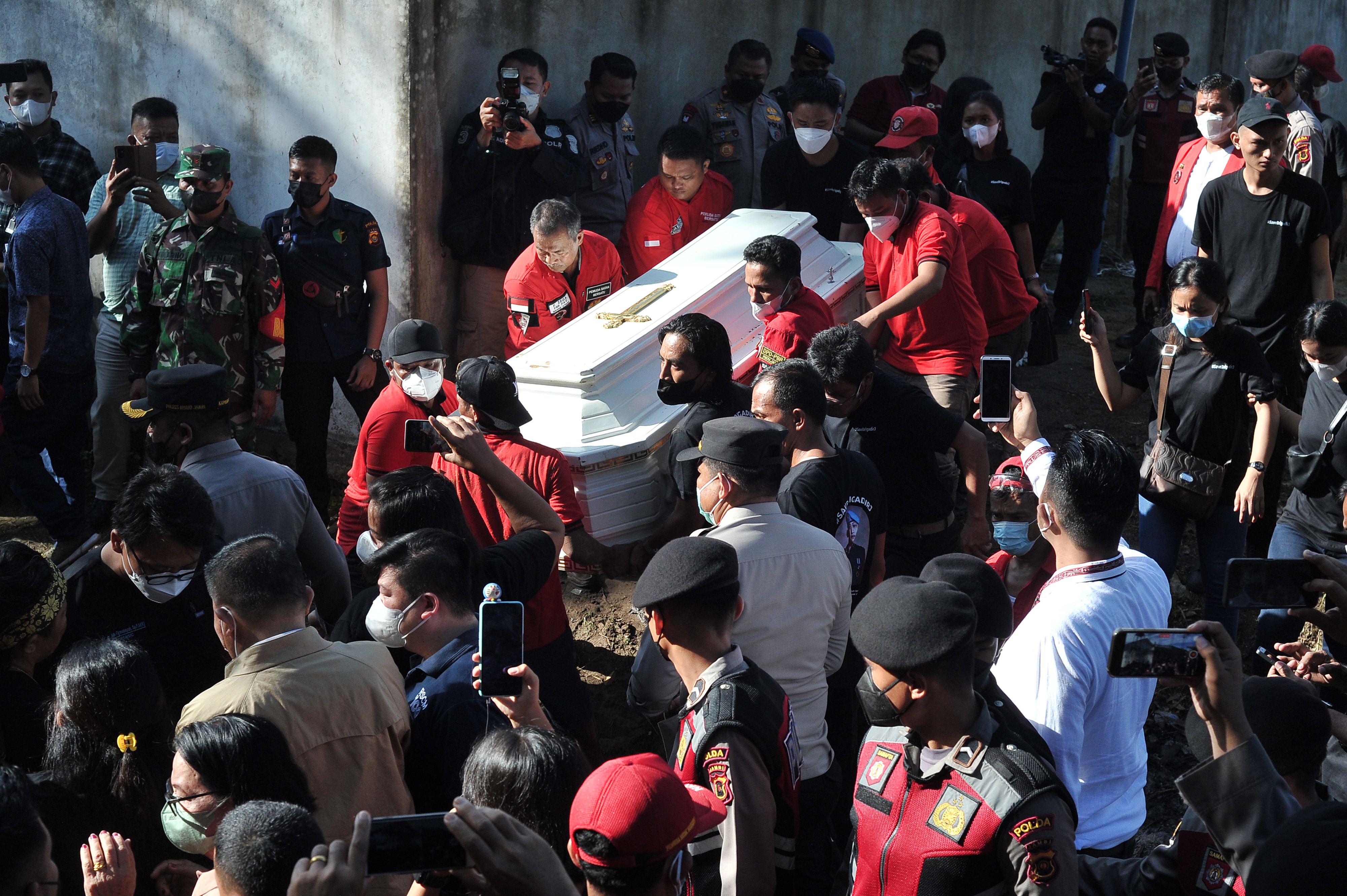Sejumlah orang mengangkat peti jenazah almarhum Brigadir Polisi Nofriansyah Yosua Hutabarat atau Brigadir J.