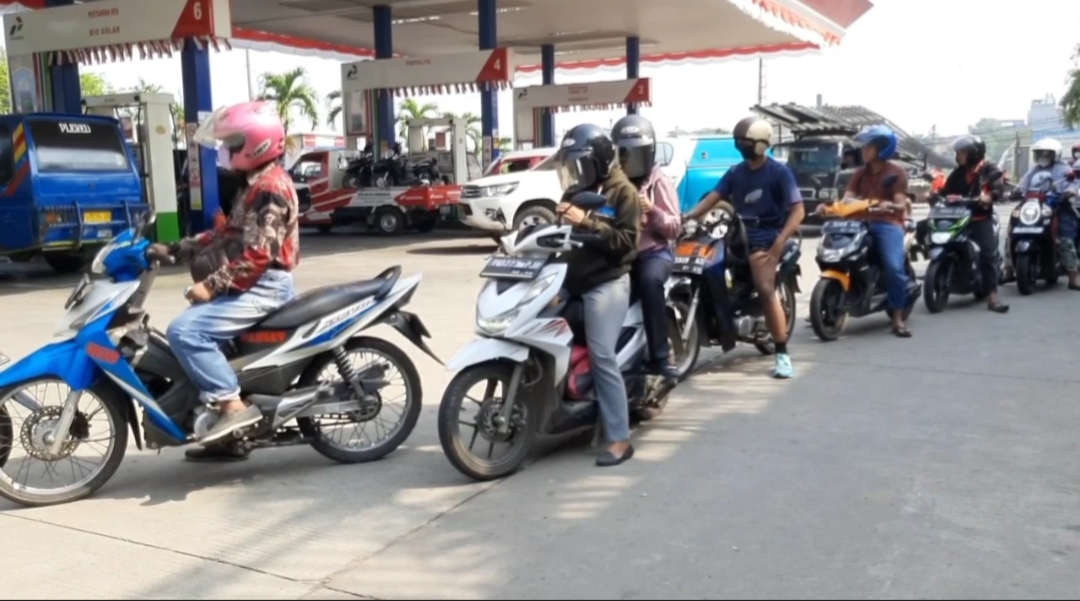 Antrian kendaraan di sebuah SPBU di Purwakarta, Jawa Barat. 
