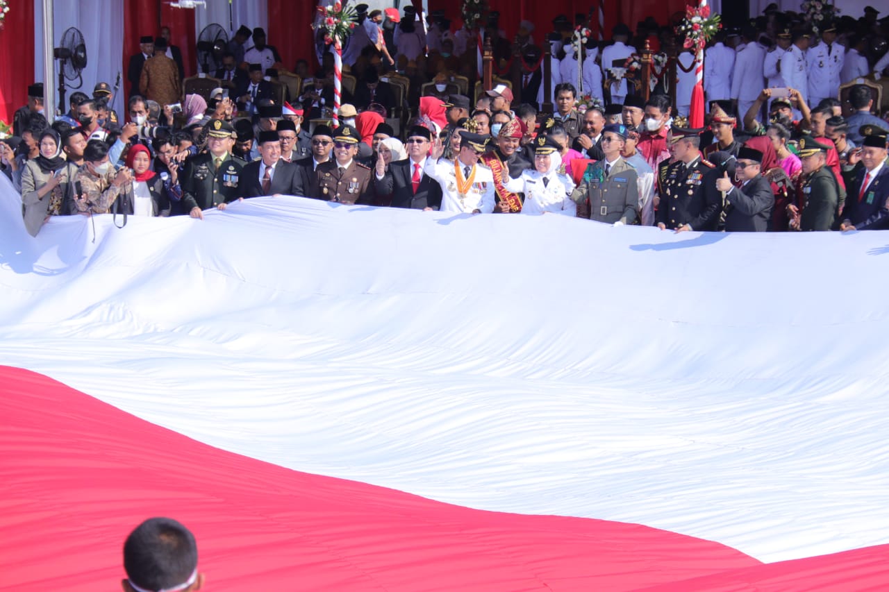 Pembentangan bendera Merah Putih raksasa di Palembang, Sumatera Barat.