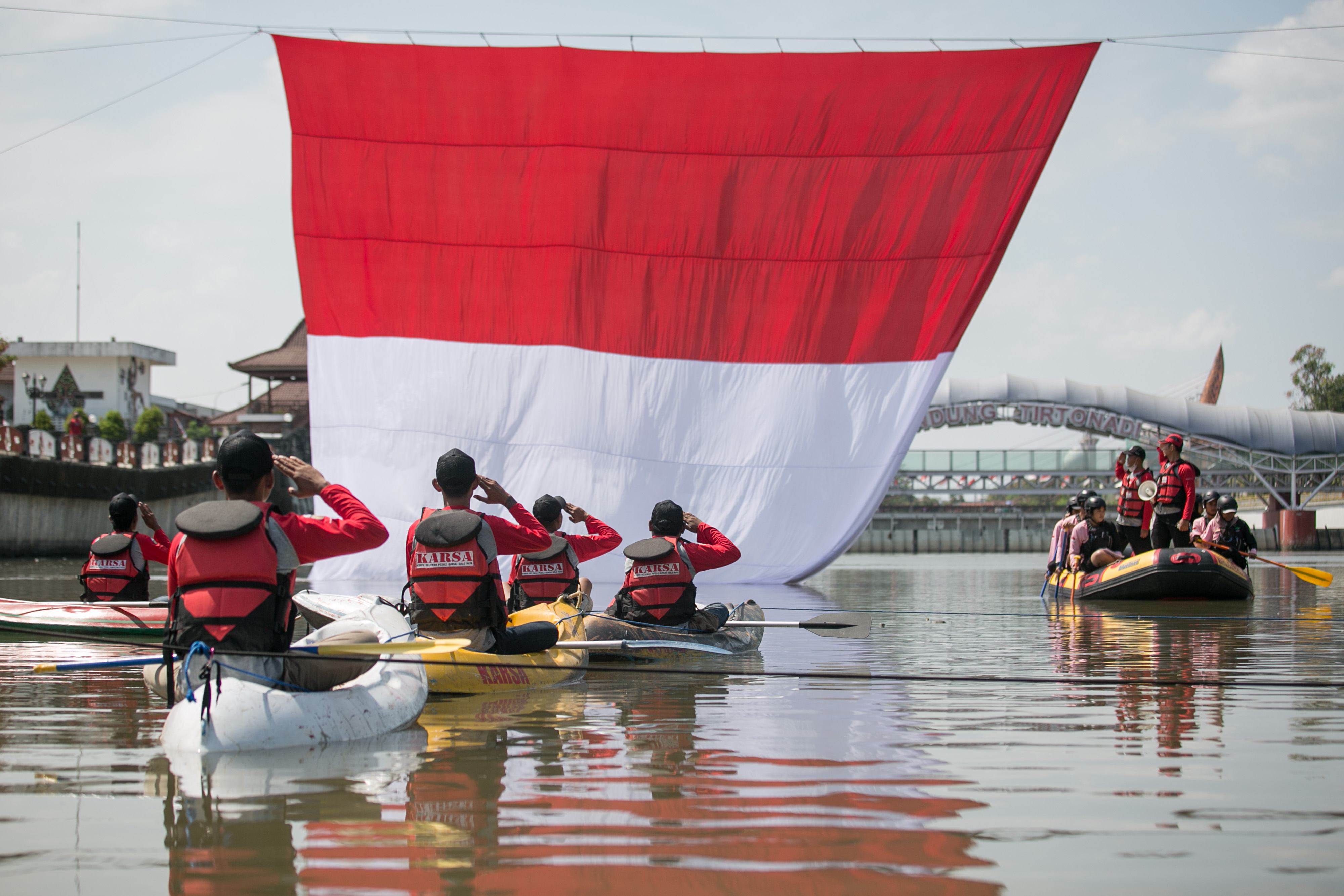 Korps relawan mengikuti upacara bendera peringatan HUT ke-77 RI.