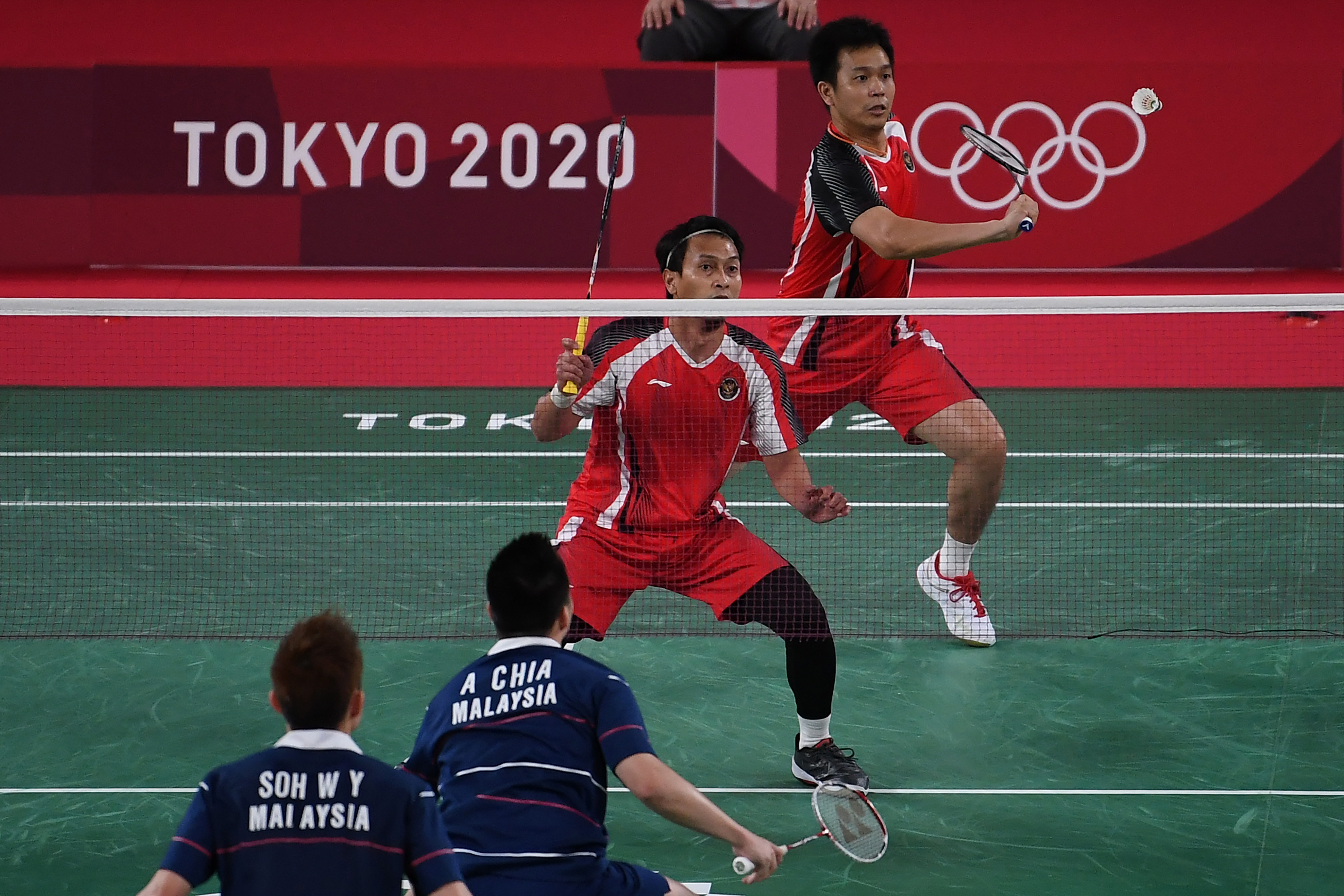 Pebulu tangkis ganda putra Indonesia Mohammad Ahsan/Hendra Setiawan melawan Aaron Chia/Soh Wooi Yik di olimpiade Tokyo.