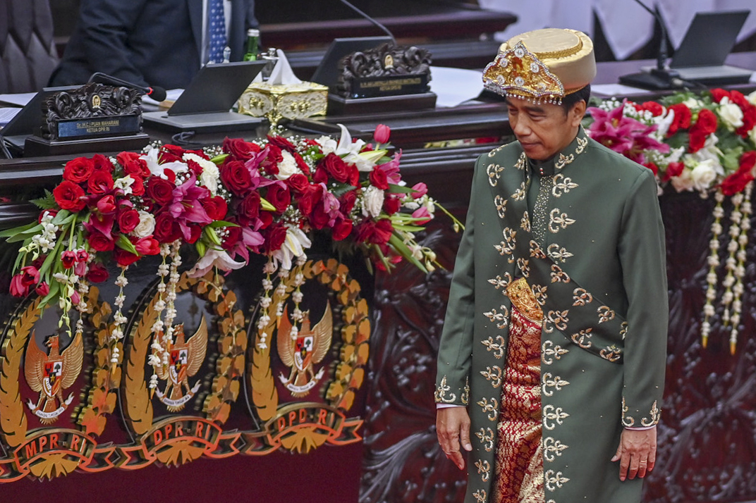 Presiden Joko Widodo berjalan seusai menyampaikan pidato kenegaraan di Kompleks Parlemen.