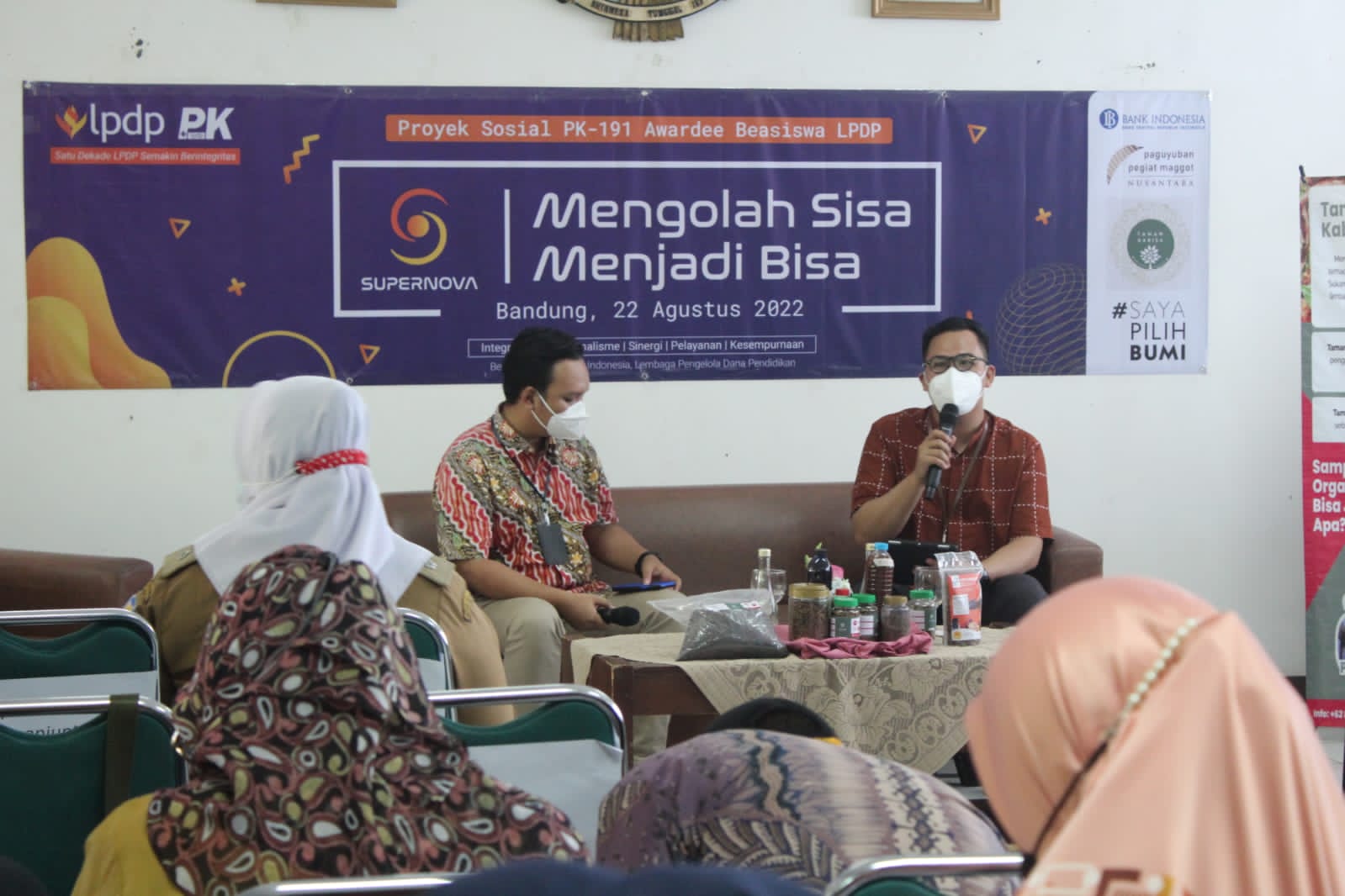 Pembukaan proyek sosial yang bertajuk 'Mengelola Sisa Menjadi Bisa' di Kota Bandung, Jawa Barat.