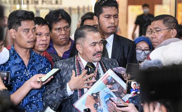 Kuasa Hukum keluarga Brigadir J alias Nofriansyah Yoshua Hutabarat, Kamaruddin Simanjuntak, saat diwawancarai wartawan.