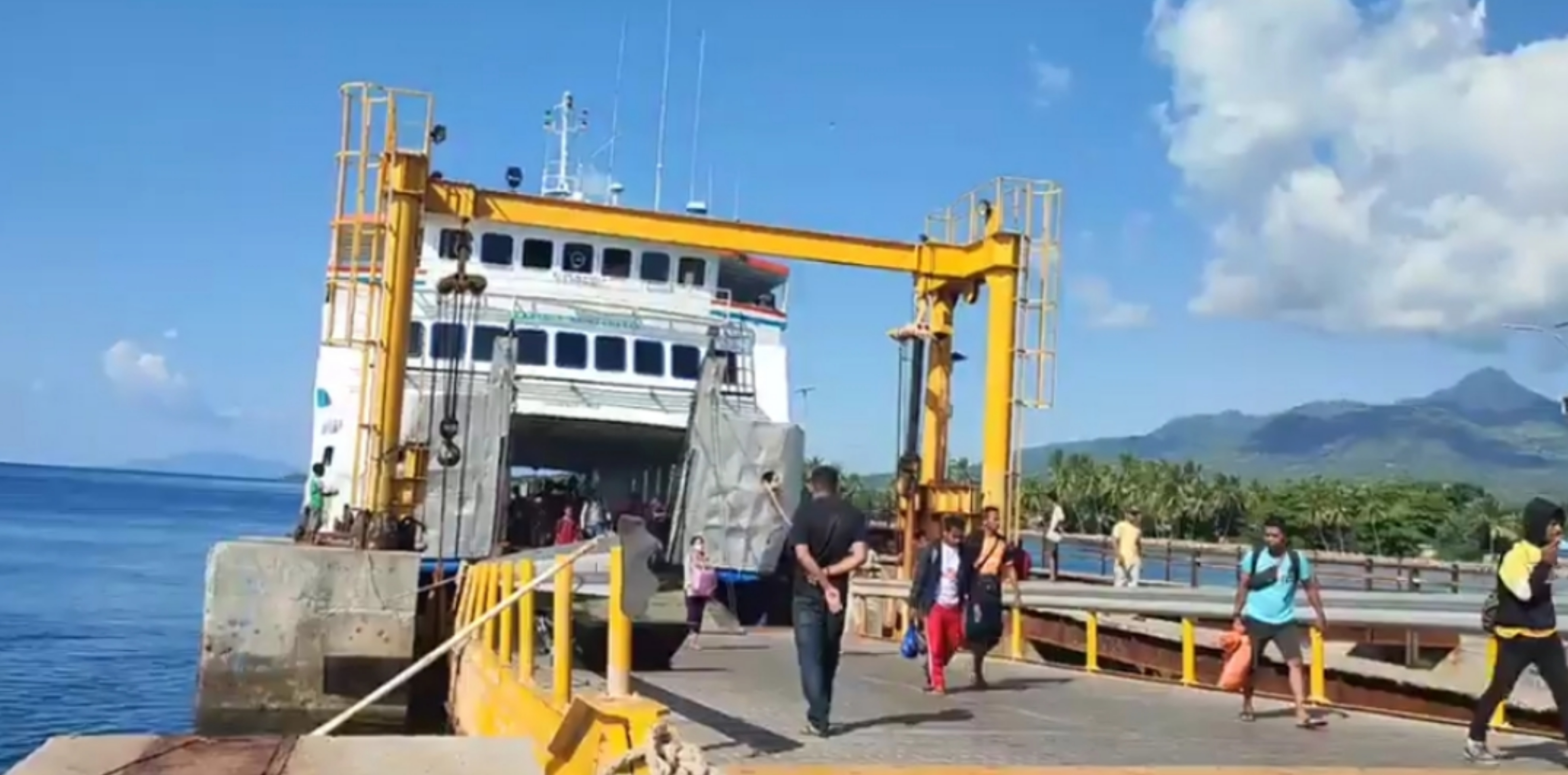 Kapal Ferry Ile Ape bersandar di Pelabuhan Laut Kewapante, Kabupaten Sikka, Nusa Tenggara Timur sebelum docking