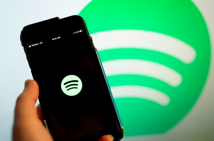 Logo Spotify terlihat di sebuah layar ponsel.