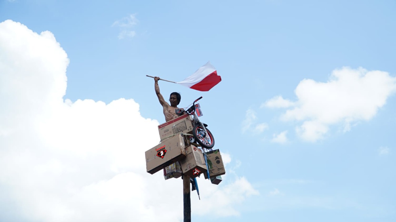 Lomba panjat pinang yang diadakan Sahabat Ganjar dalam rangka perayaan 17 Agustus.