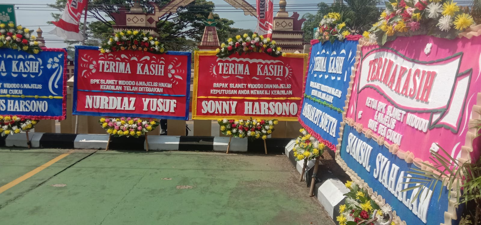 Karangan bunga untuk hakim pengadilan Tipikor, Serang, Banten