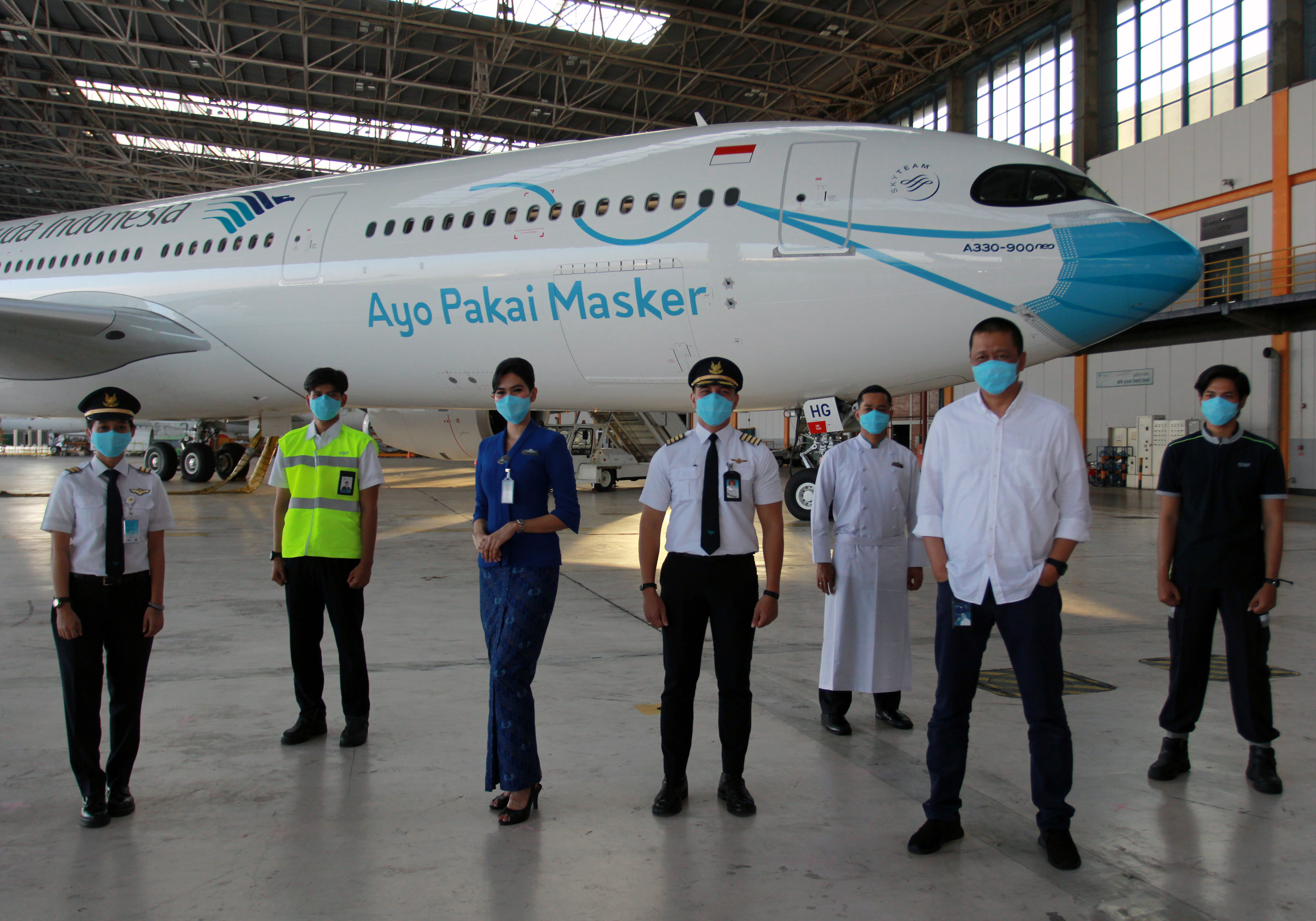 Direktur Utama Garuda Indonesia Irfan Setiaputra (kedua kanan) berfoto bersama kru usai meluncurkan pesawat Garuda Indonesia Airbus A330-900