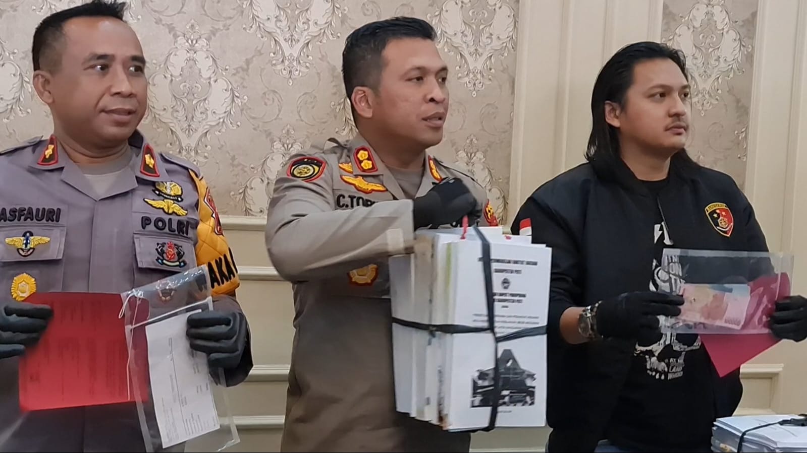 Kapolres Pati AKBP Cristian Tobing (tengah) memperlihatkan dokumen pembahasan DPRD Pati yang dicuri yang ternyata dijual kiloan.