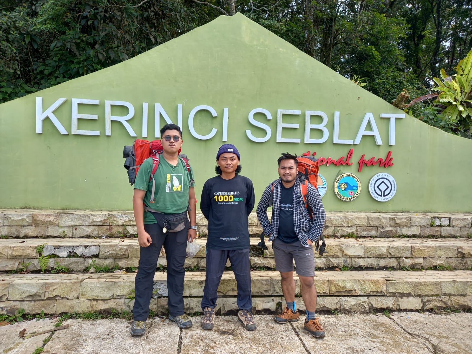 Tim pendaki Ekspedisi Nusantara mendaki puncak Gunung Kerinci dalam rangka perayaan HUT ke-77 Republik Indonesia