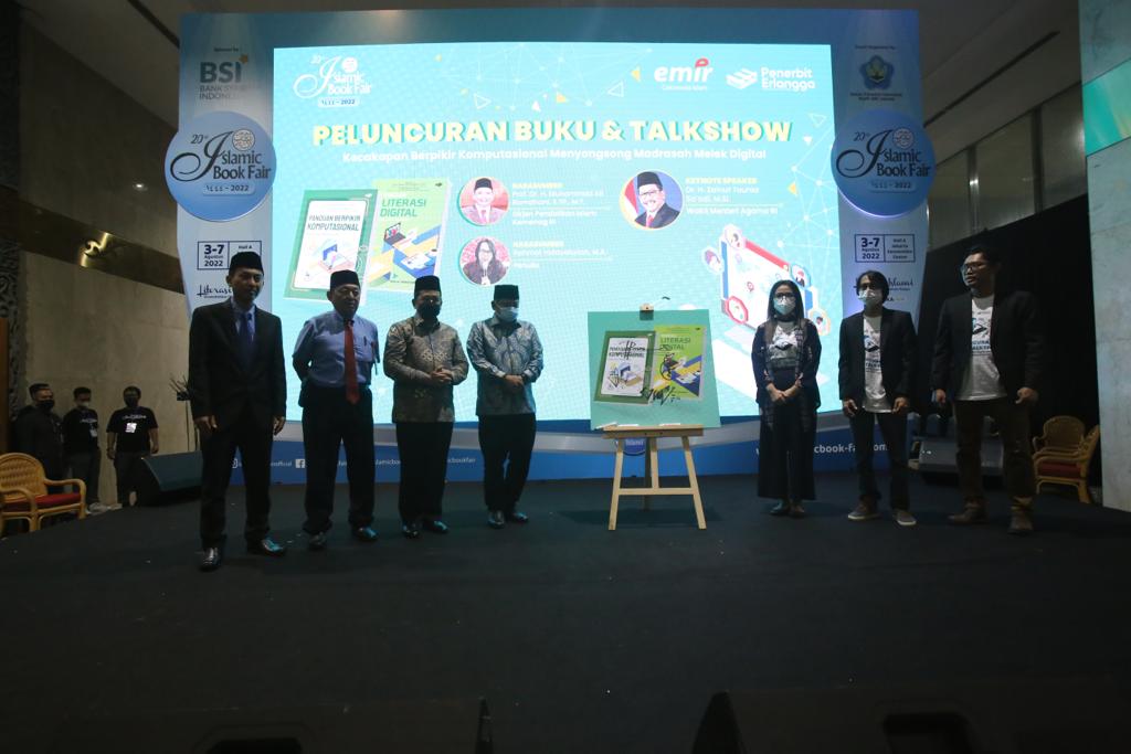 Peluncuran buku literasi digital untuk guru madrasah di  di Panggung Utama Islamic Book Fair 2022, Jakarta, Kamis (4/8) malam. 