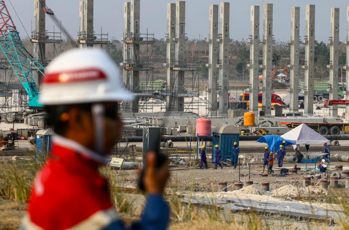 Pekerja beraktivitas di area Proyek Pengembangan Lapangan Gas Unitisasi Jambaran-Tiung Biru (JTB) di Desa Bandungrejo, Bojonegoro, Jatim.