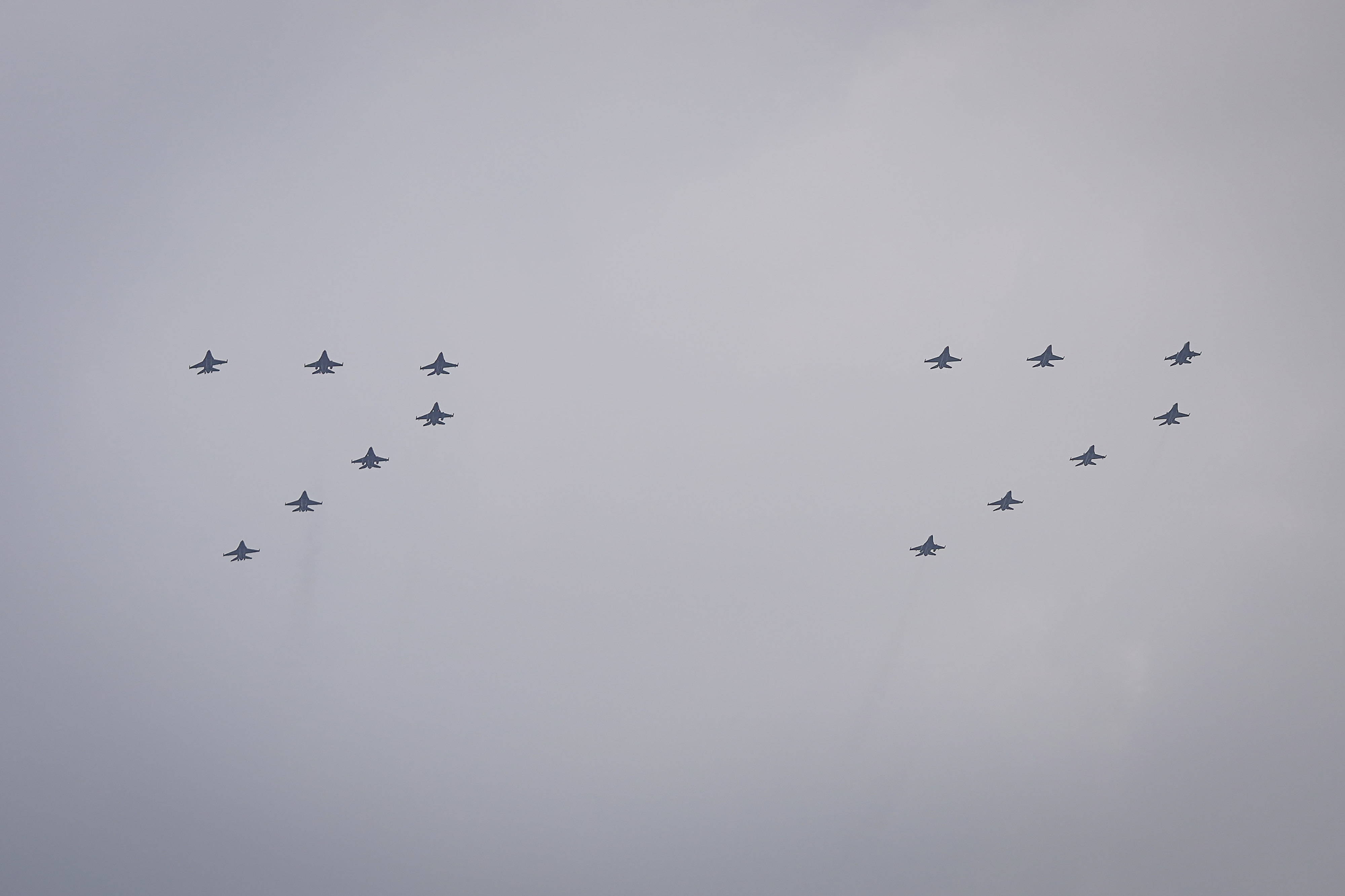 Pesawat F-16 membentuk formasi 77 saat Upacara Peringatan Detik-Detik Proklamasi di Jakarta, hari ini.