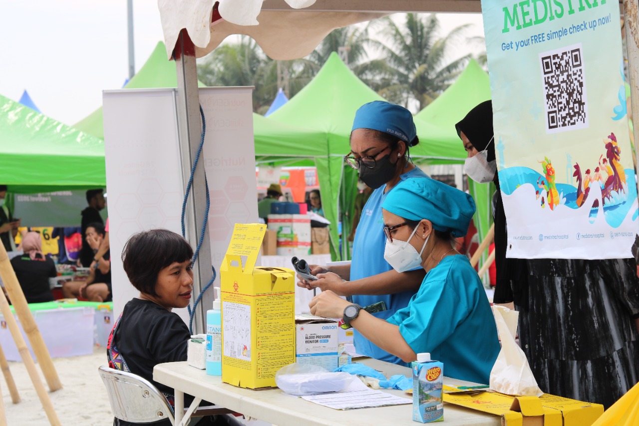 Tim kesehatan tengah memeriksa kondisi kesehatan peserta dalam sebuah event besar