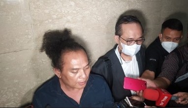 Mantan kuasa hukum Bharada E, Deolipa Yumara (kiri)